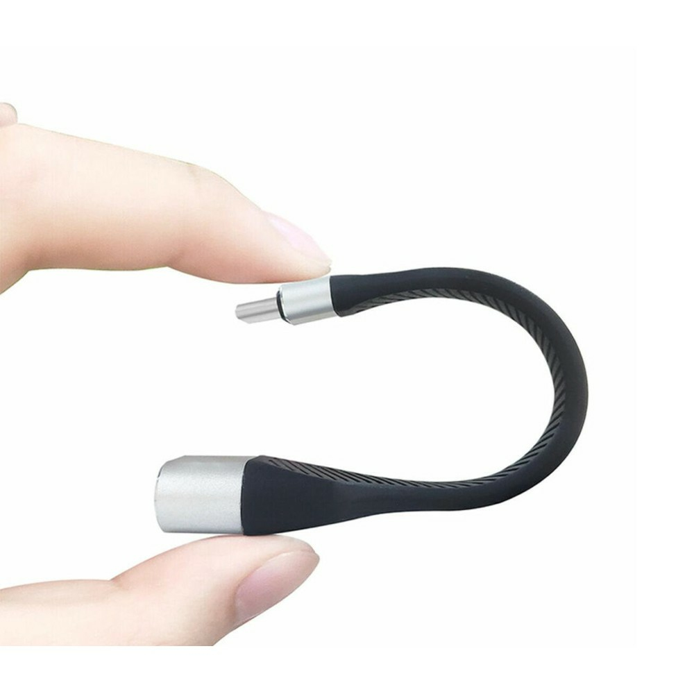 Dłoń trzymająca kabel adaptera USB-C do DisplayPort. Czarny kabel, srebrne końce, białe tło.