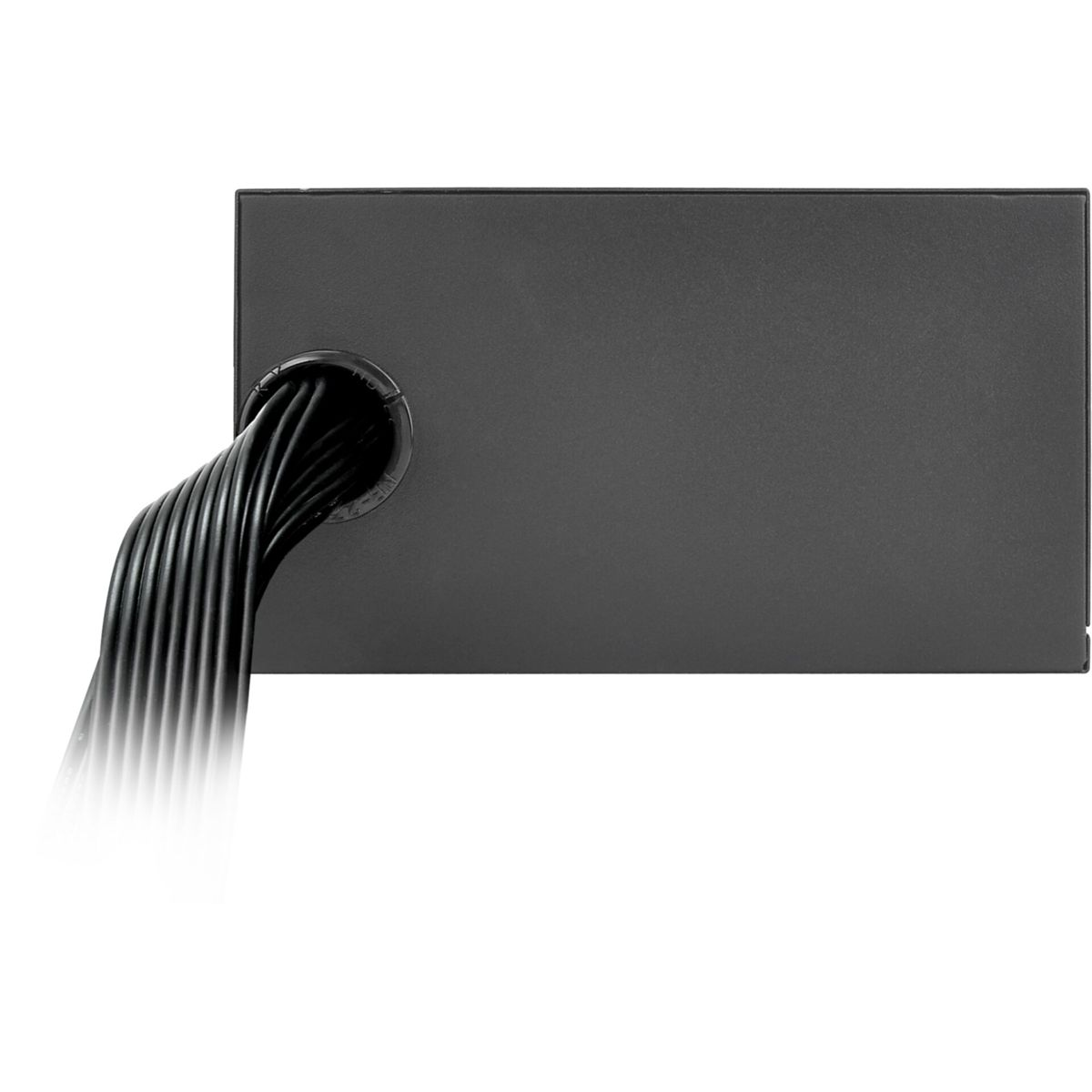 Czarny zasilacz z kablami. Kable wychodzą z boku. Białe tło.