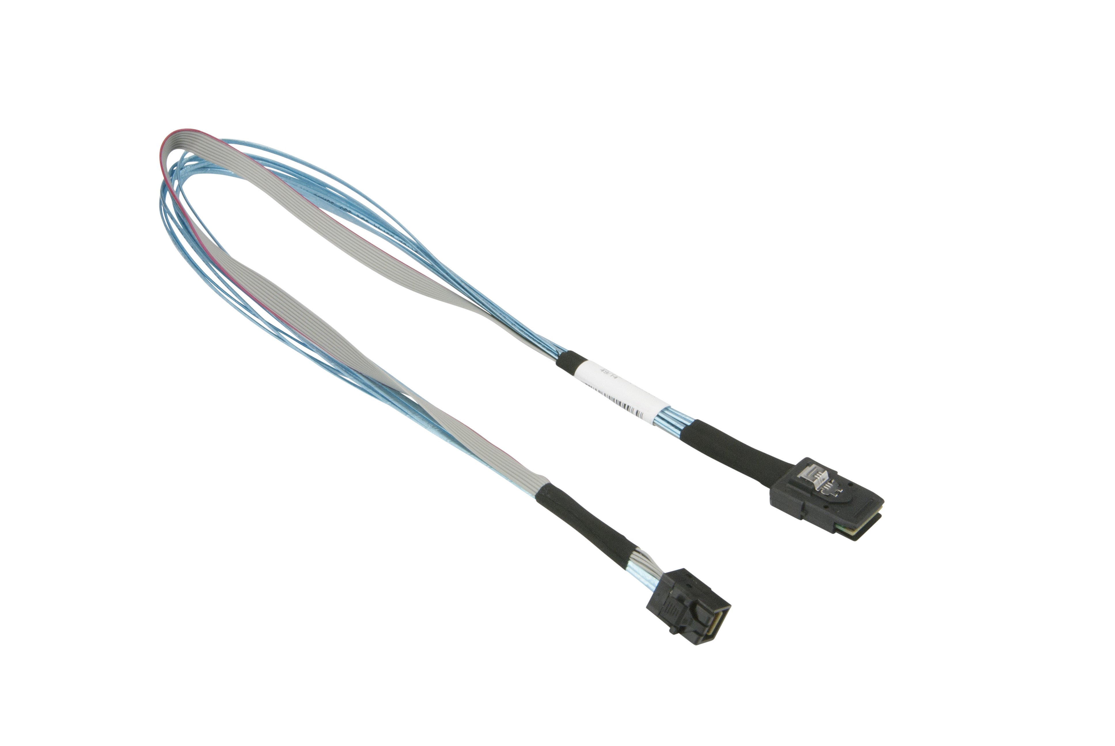 Due cavi SATA con connettori, leggermente angolati, su sfondo bianco.