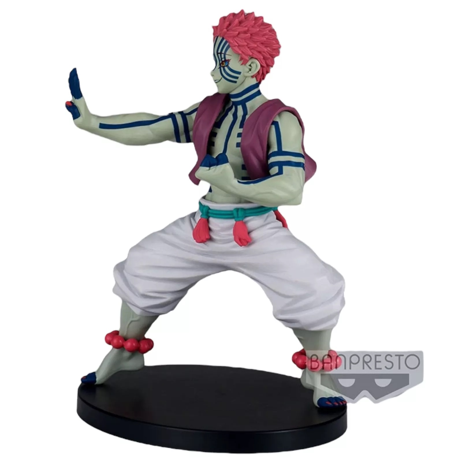 Akaza Figur aus Demon Slayer. Steht auf schwarzer Basis, in Kampfpose.