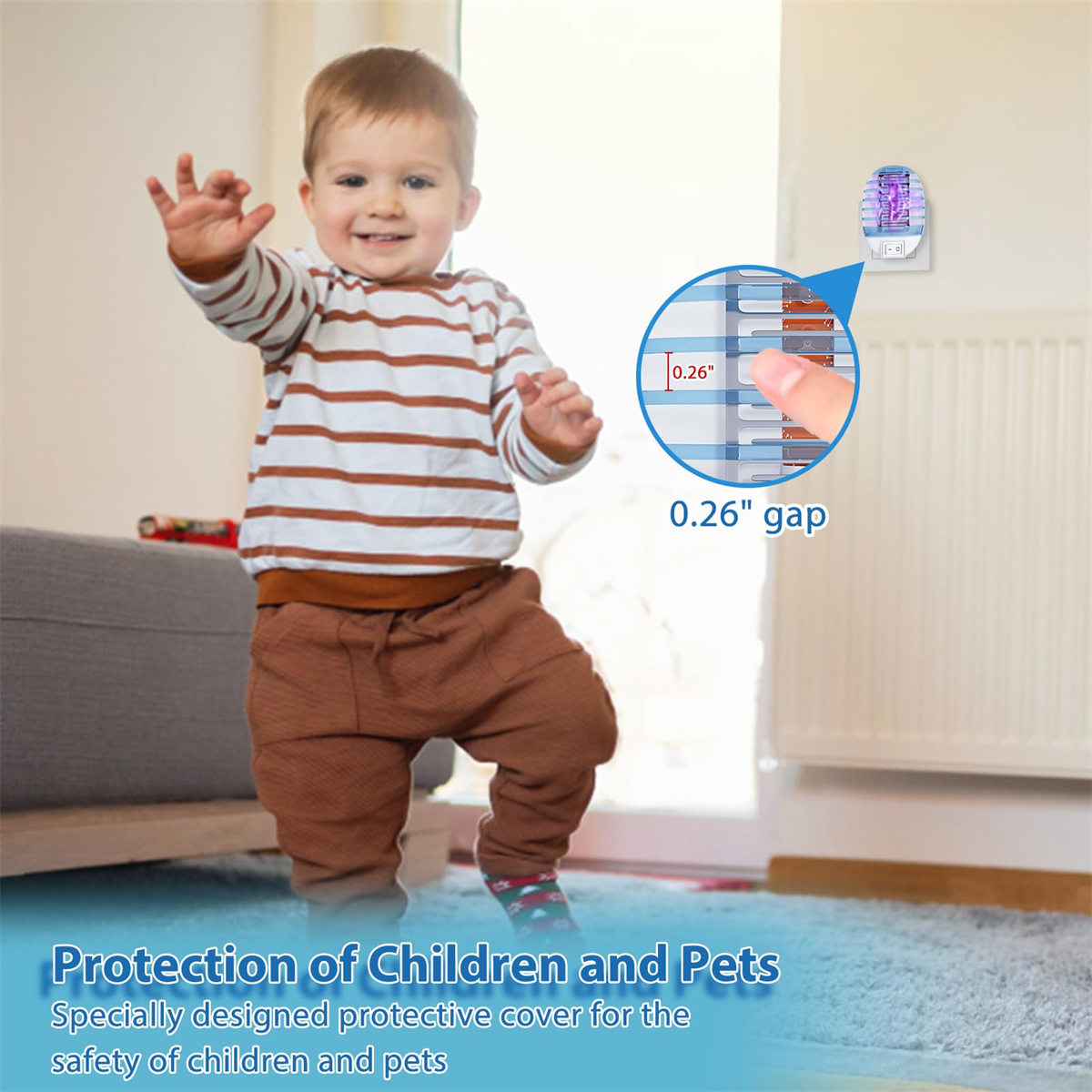 Ein Baby steht und greift. Eine Nahaufnahme zeigt ein Mückenschutzgerät an der Wand.