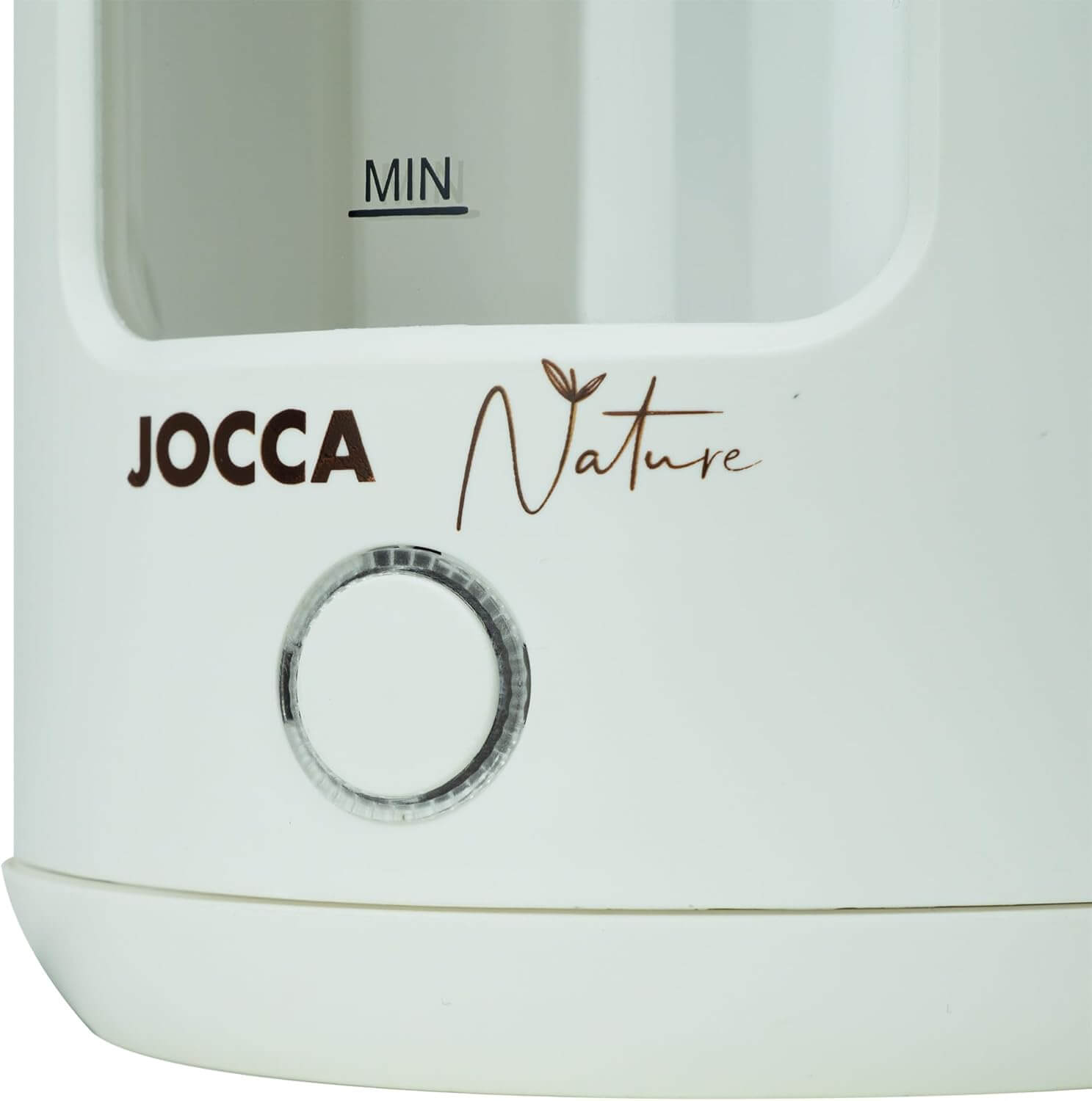 Nahaufnahme eines weißen Wasserkochers mit der Marke 'JOCCA Nature' und einem Einschaltknopf.