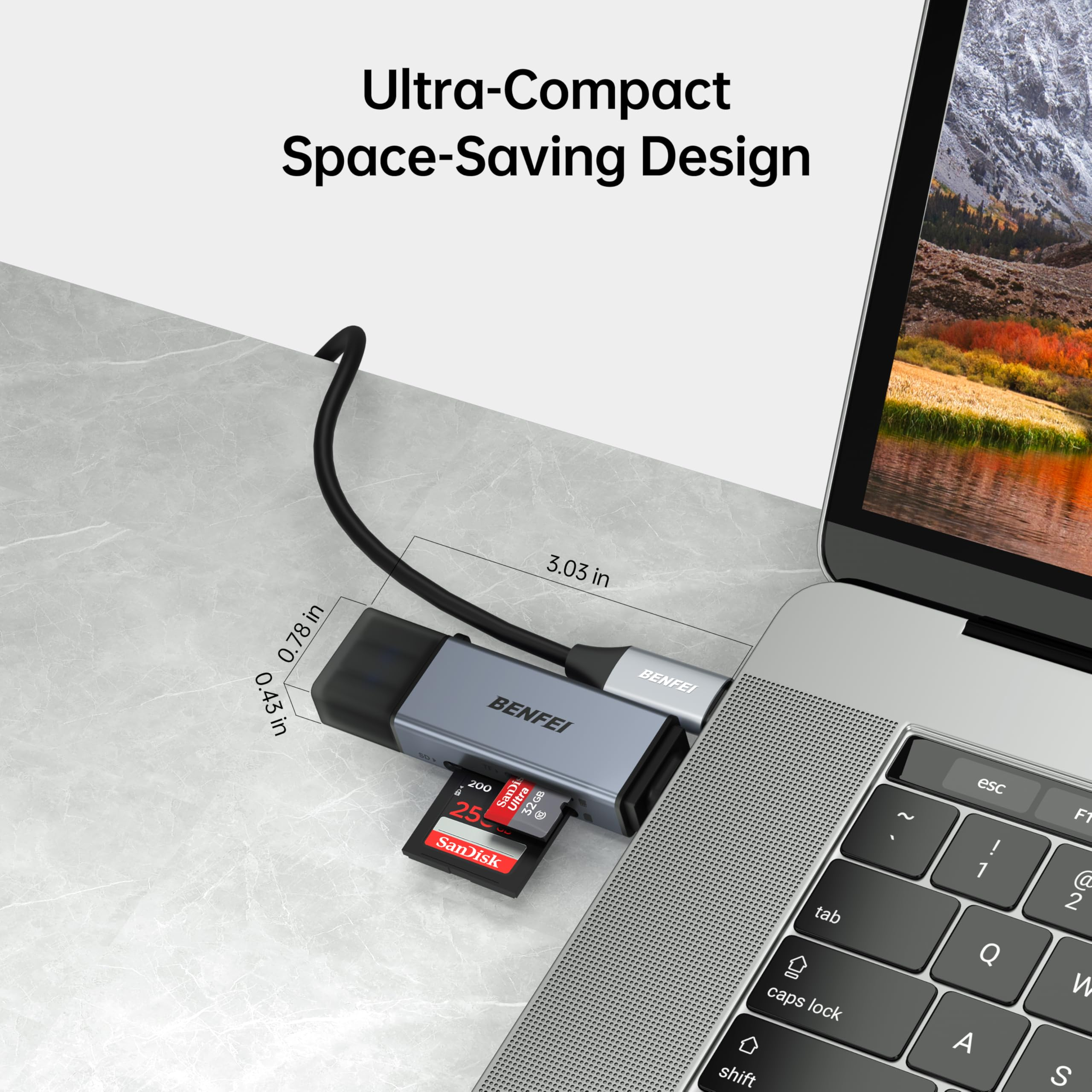 Ein Laptop mit angeschlossenem grauen Hub, der eine SD-Karte und eine Micro-SD-Karte hält.