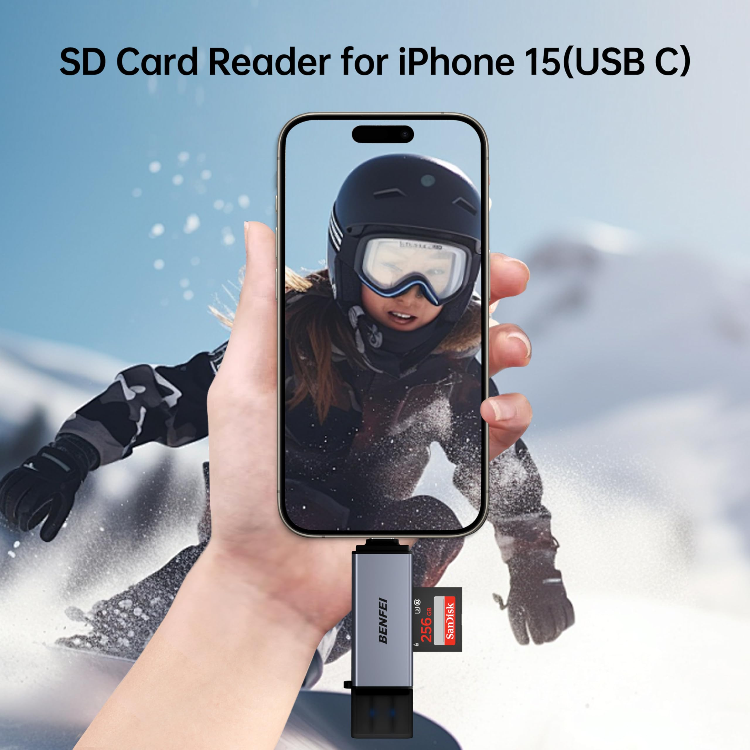 Eine Hand hält ein Telefon mit einem Snowboarder. Ein USB-C SD-Kartenleser ist mit dem Telefon verbunden.