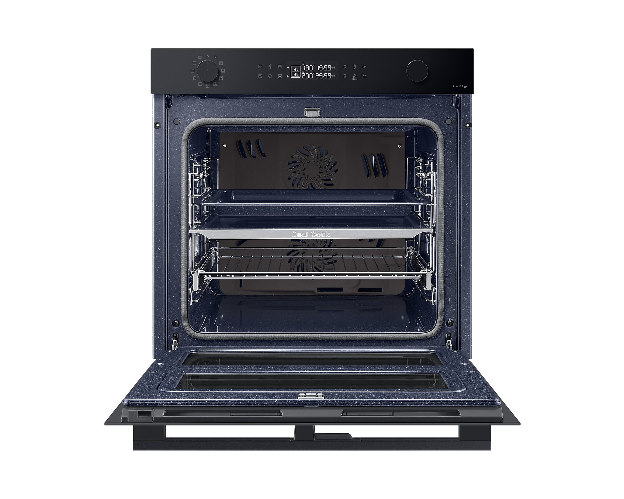 Forno aperto con due vassoi all'interno. Display digitale in alto, che mostra ora e temperatura.