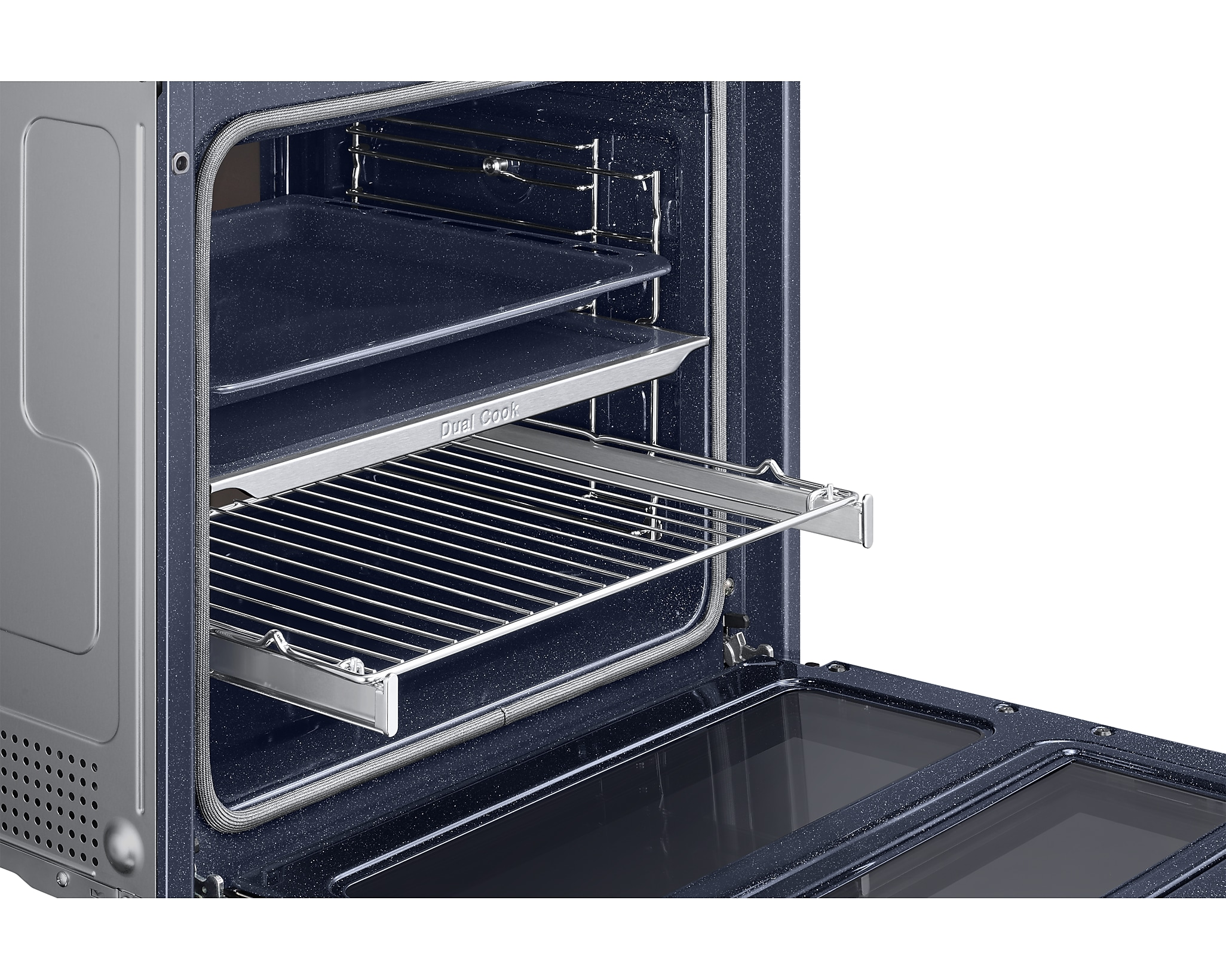 Interno di un forno Samsung con due ripiani e una griglia. La porta è aperta.