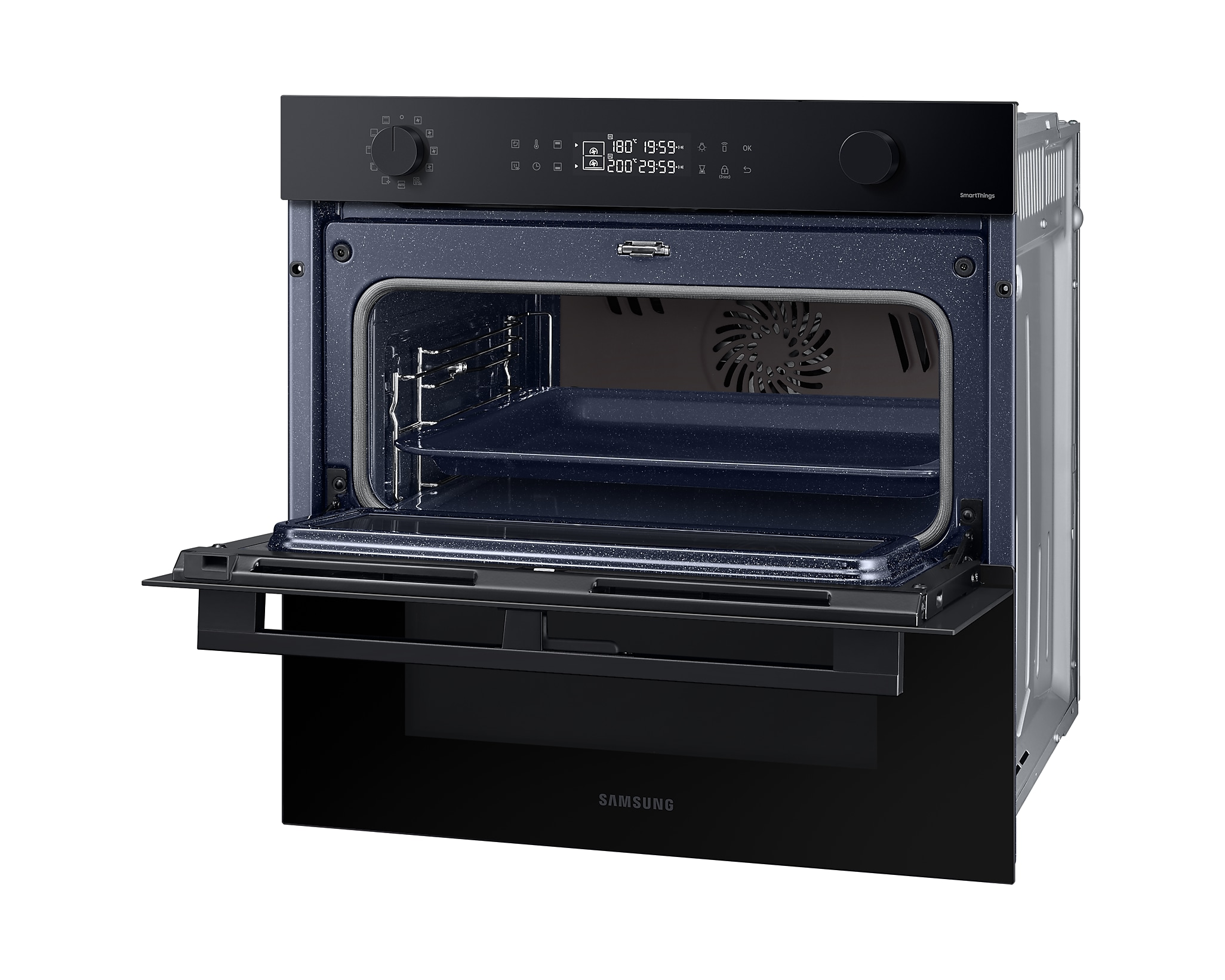 Un forno Samsung nero aperto che mostra l'interno con vassoi, pannello comandi e porta.