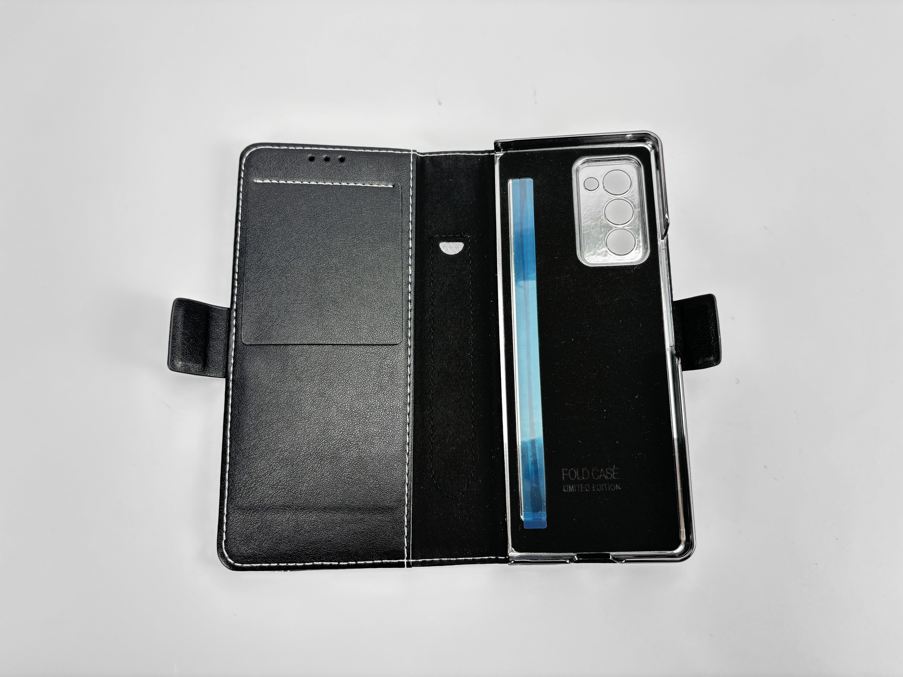 Custodia nera aperta, contenente un telefono, con cornice nera e schermo blu. Sfondo bianco.