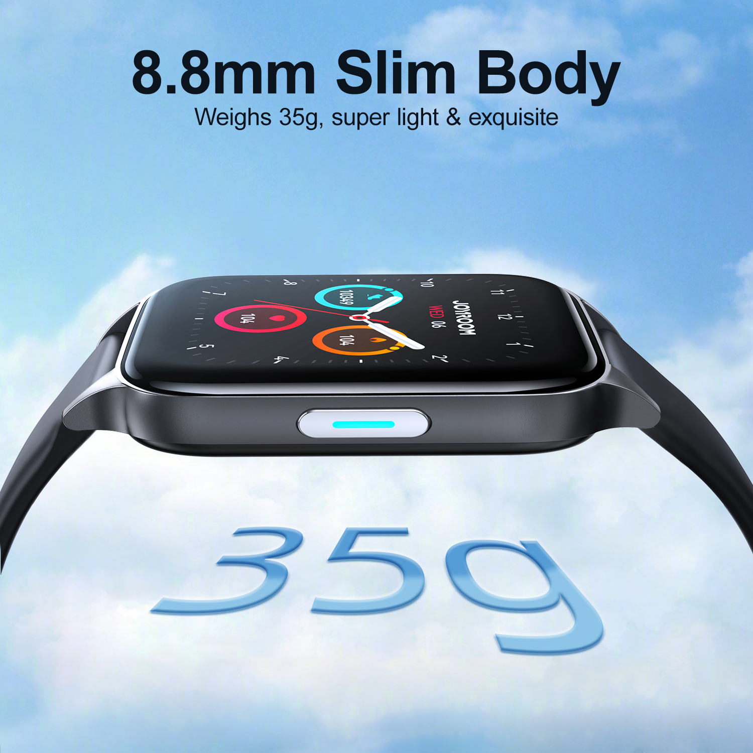 Schwarze Smartwatch mit Datendisplay. Himmel im Hintergrund.