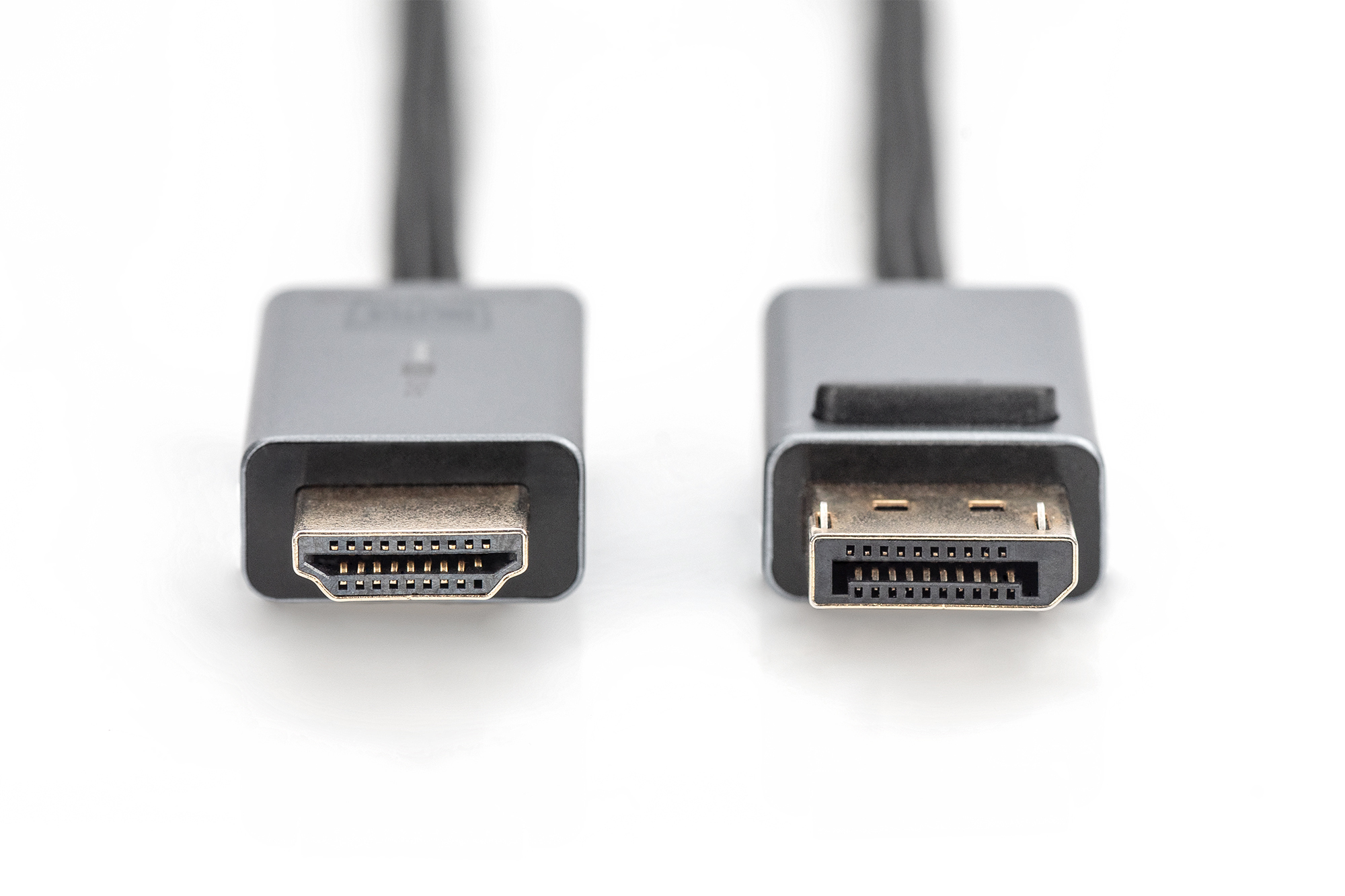 Due cavi DisplayPort a HDMI, connettori argentati, cavo nero.