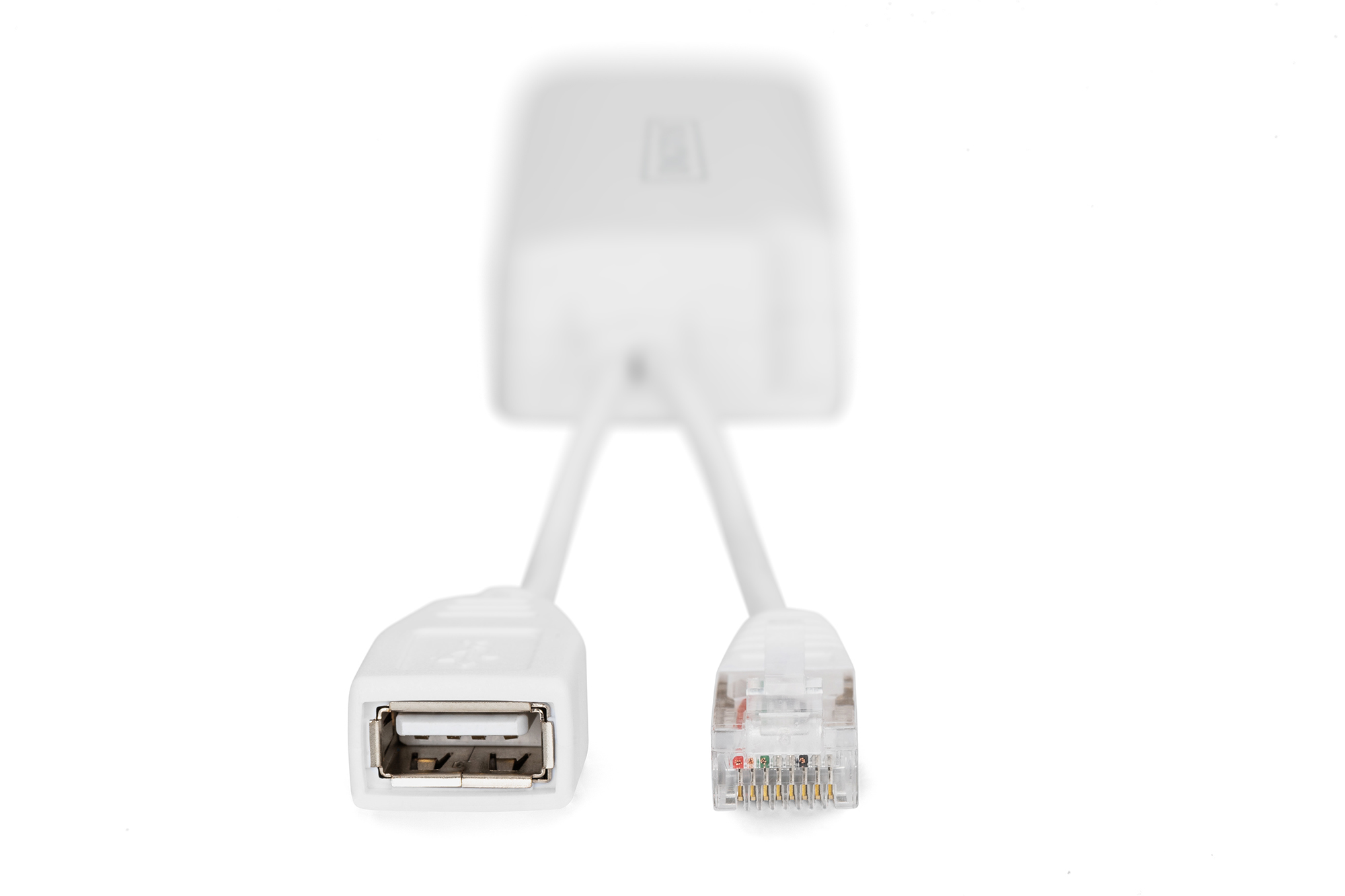 Biały adapter USB na Ethernet z złączem USB i Ethernet.