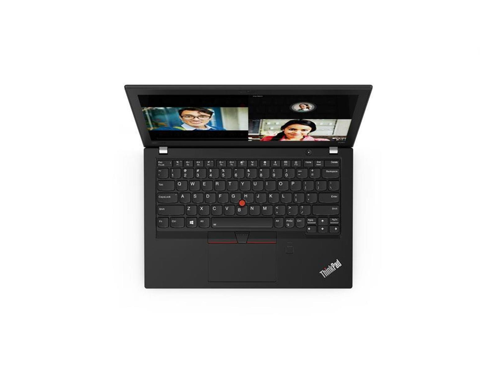 Ein schwarzer ThinkPad-Laptop zeigt einen Videoanruf mit zwei Personen auf dem Bildschirm. Der Laptop ist geöffnet.