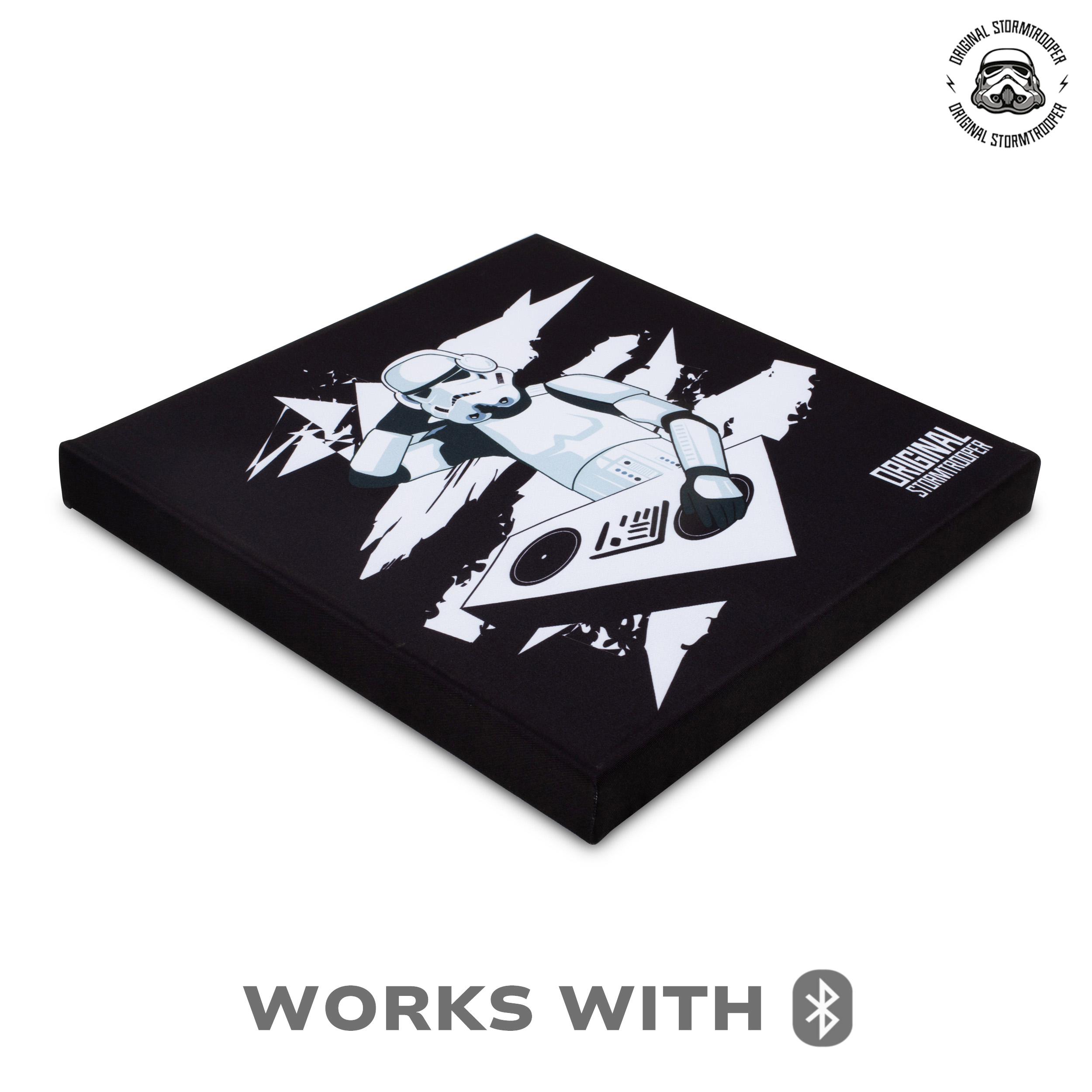 Een woonkamer met een Star Wars Stormtrooper kunstwerk aan de muur boven een kast.