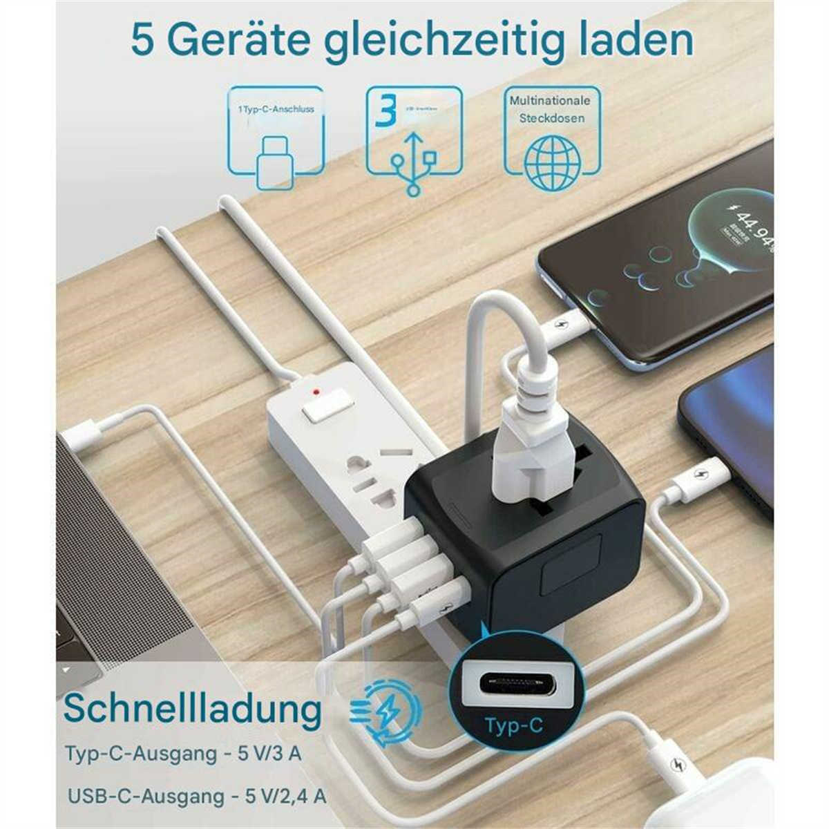 Schwarzer Reiseadapter an einer Steckdosenleiste, lädt mehrere Geräte mit verschiedenen Kabeln.