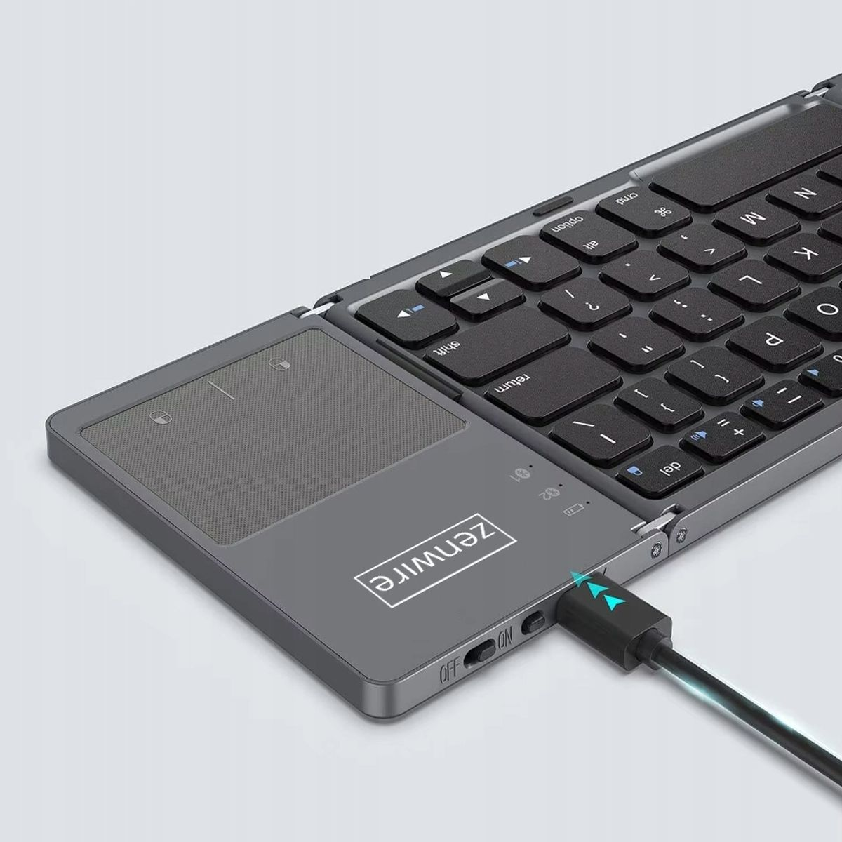 Przezroczysta ochrona ekranu w pudełku z ilustracją deski rozdzielczej samochodu.