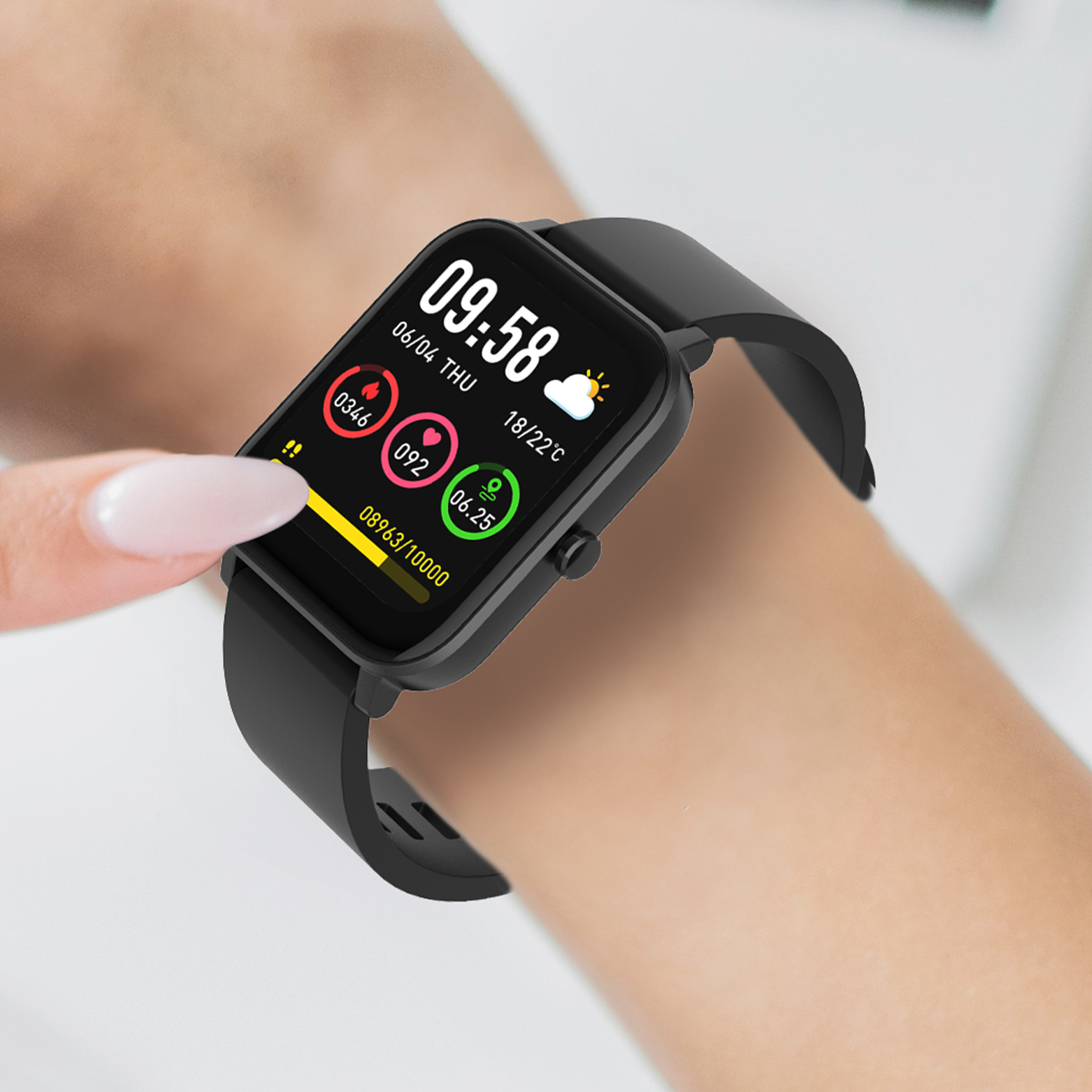 Nadgarstek osoby z czarnym smartwatchem wyświetlającym czas, statystyki zdrowotne i informacje o pogodzie.