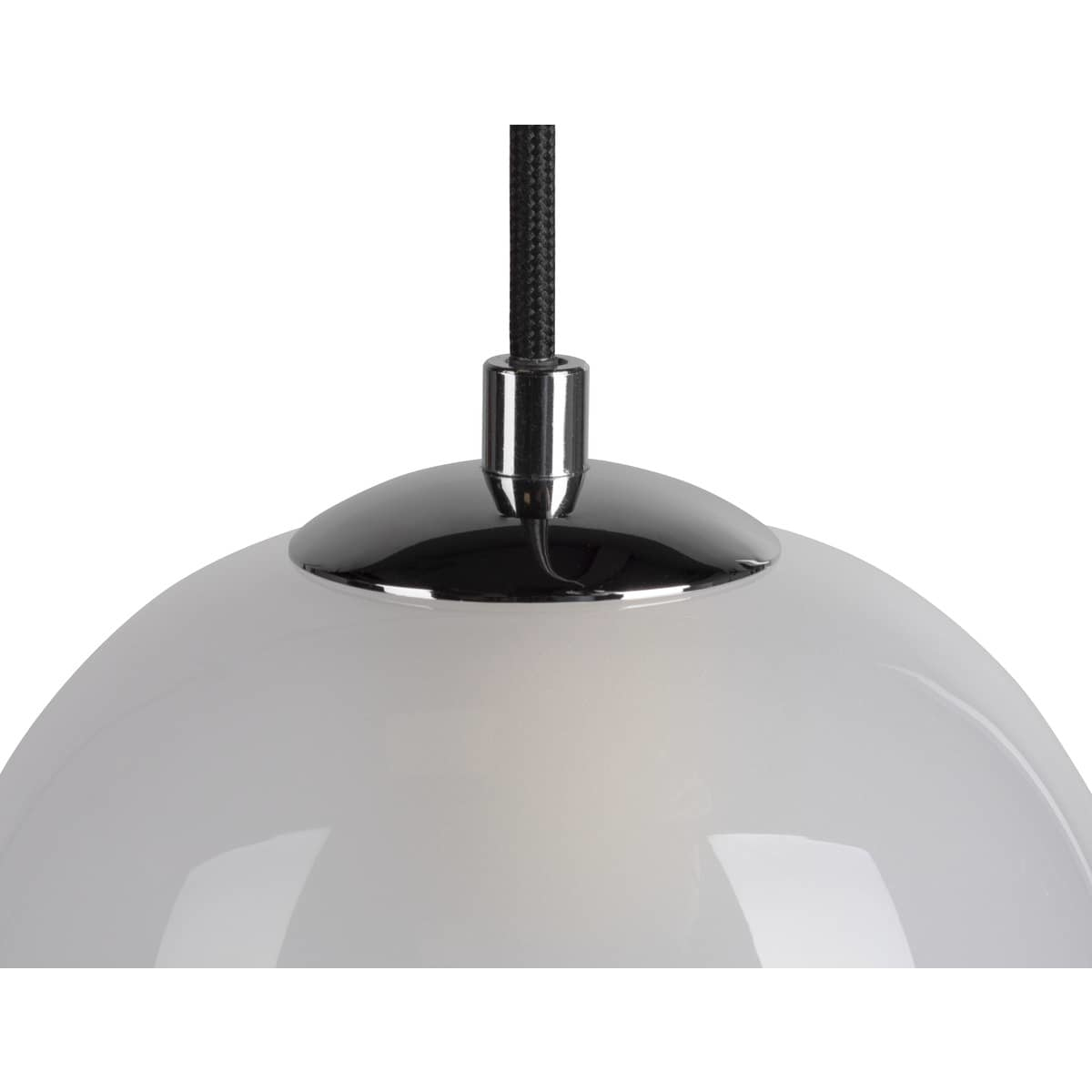 Nahaufnahme einer Pendelleuchte mit weißem, abgerundetem Glasschirm und schwarzem Kabel.