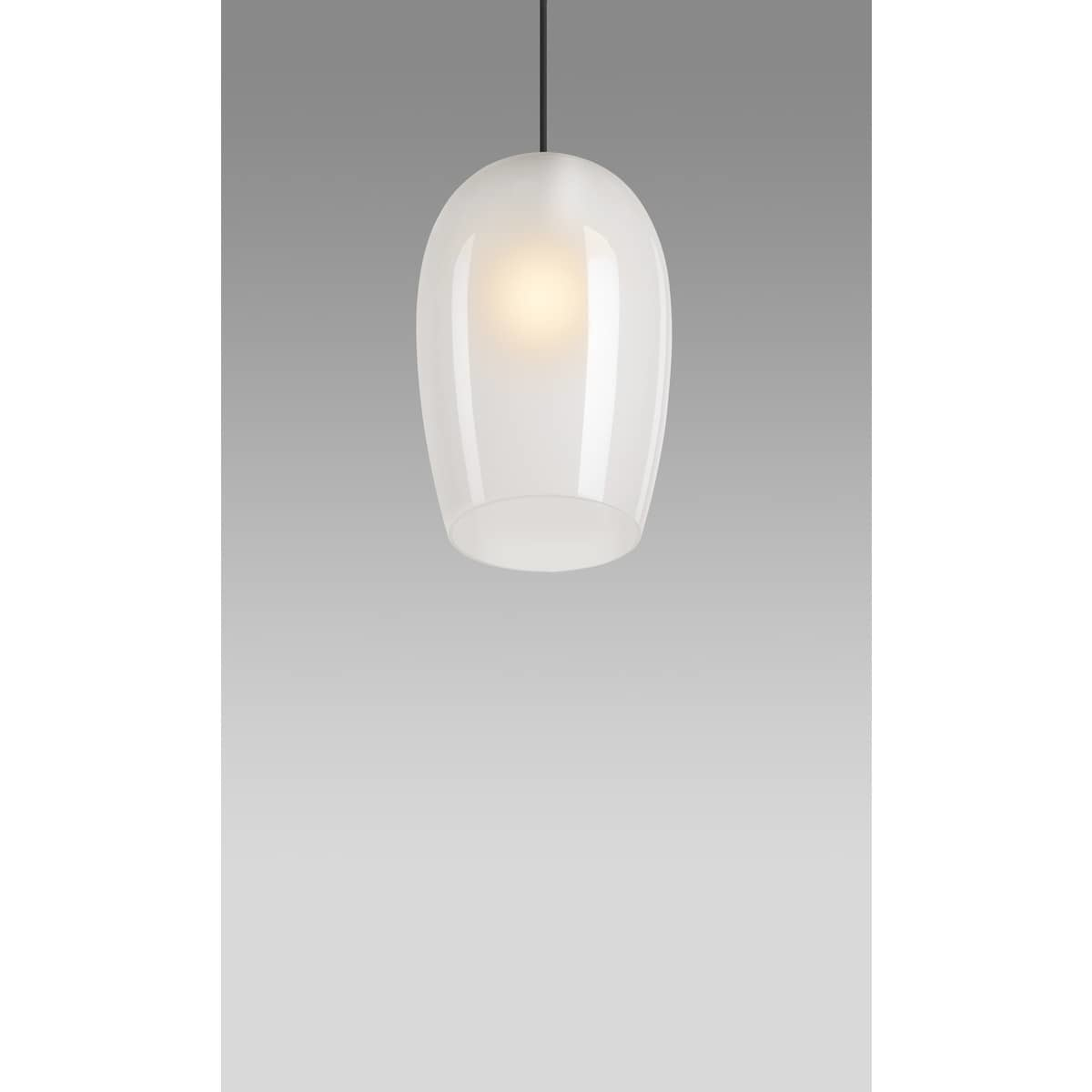 Pendelleuchte mit weißem, länglichem, abgerundetem Glasschirm vor grauem Hintergrund.