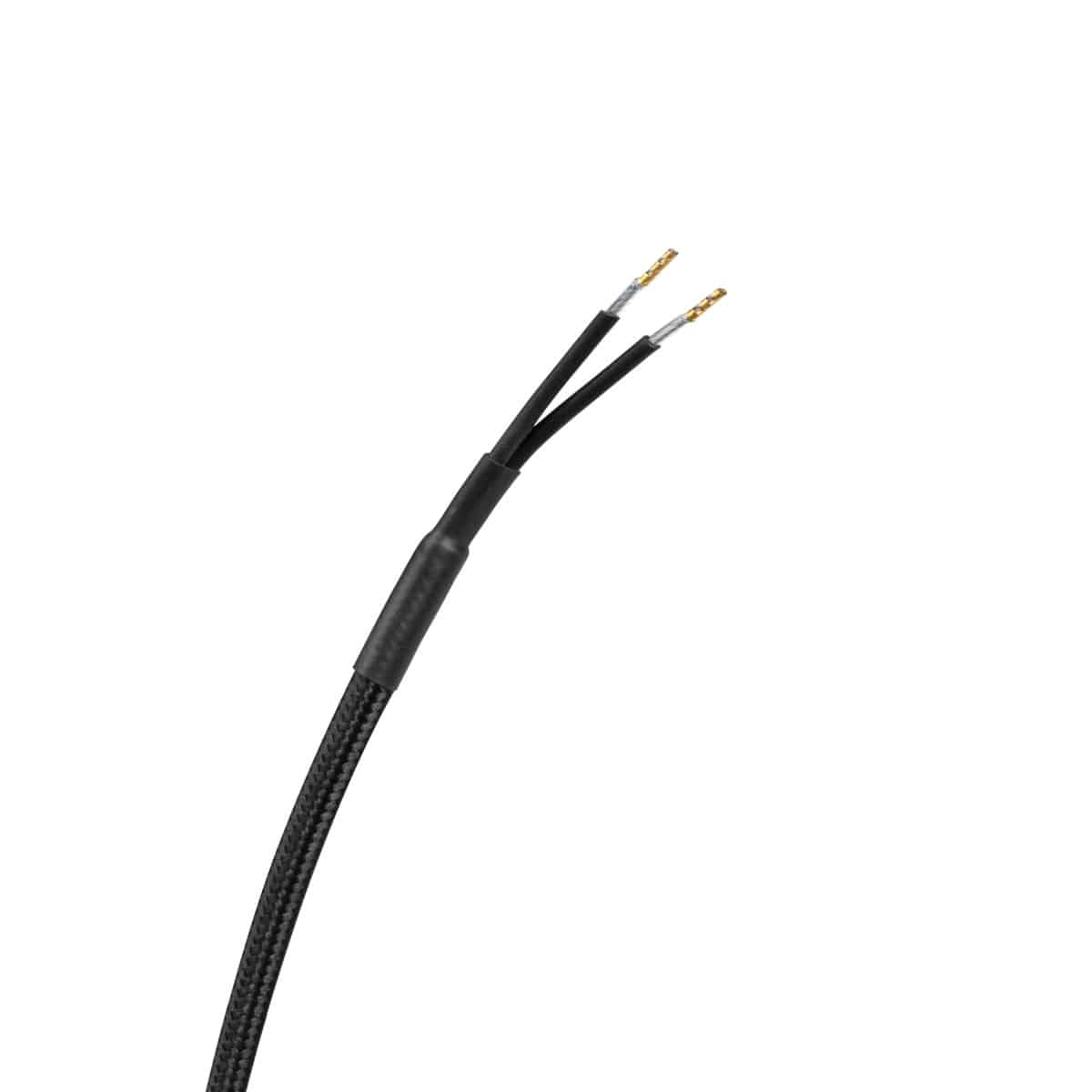 Schwarze Elektrokabel mit goldenen Spitzen auf weißem Hintergrund.