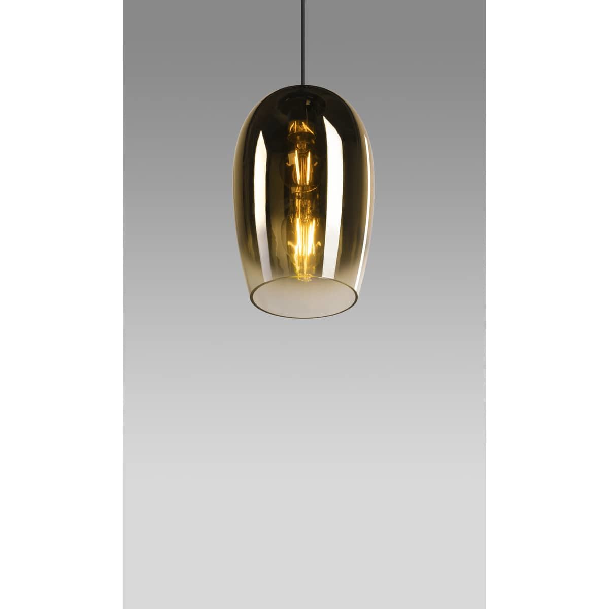 Eine Hängelampe mit goldenem, länglichen Glasschirm.