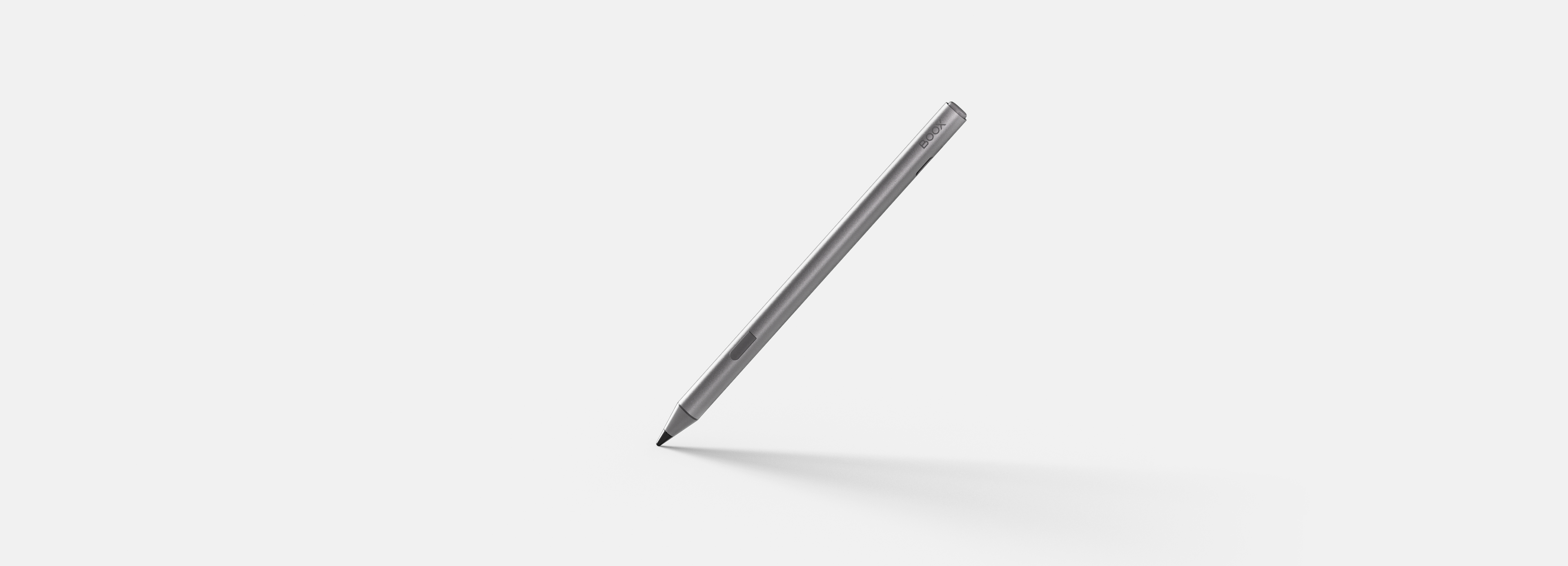 Penna stilo grigia in diagonale su sfondo bianco con un'ombra. La penna ha una punta nera.