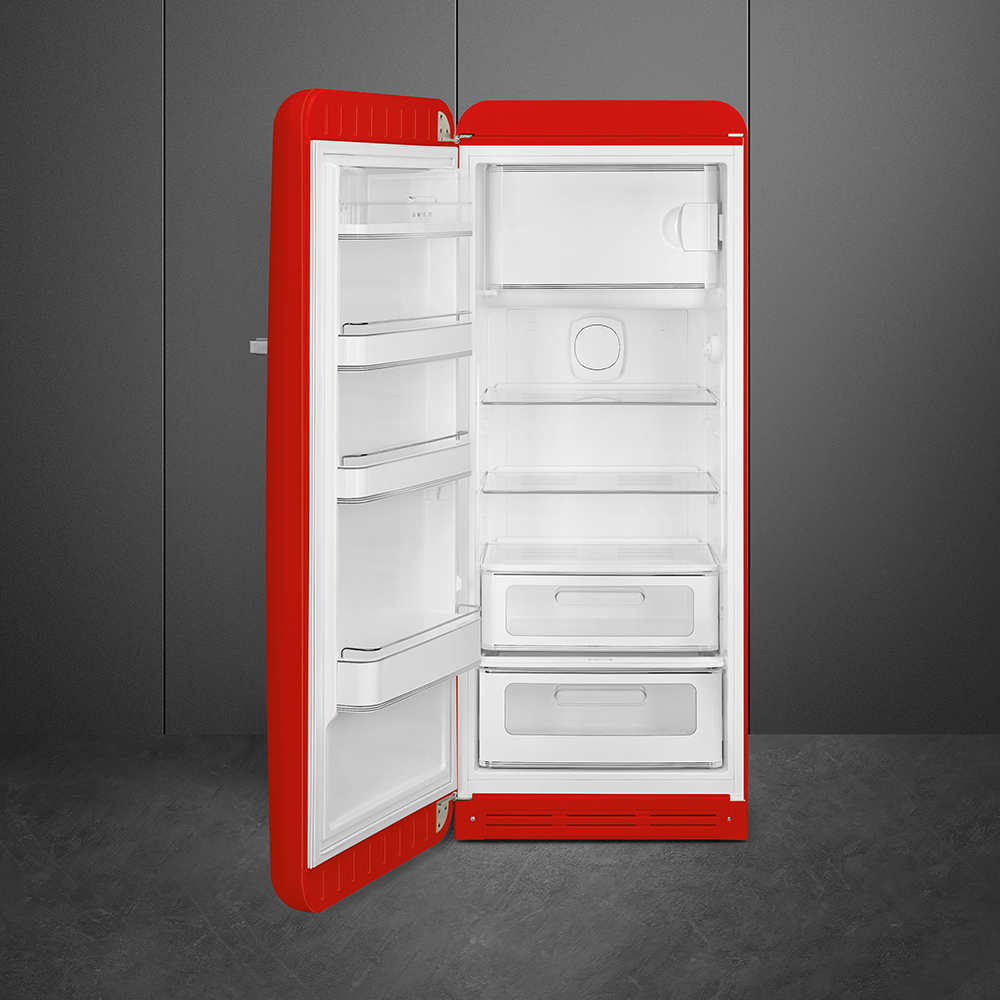 Frigorifero rosso con la porta aperta, mostra ripiani e cassetti.