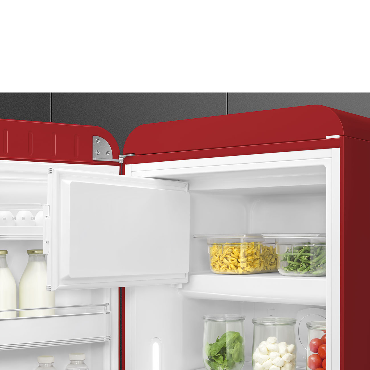 Etiqueta energética de un refrigerador, clase C, con 104 kWh/año.