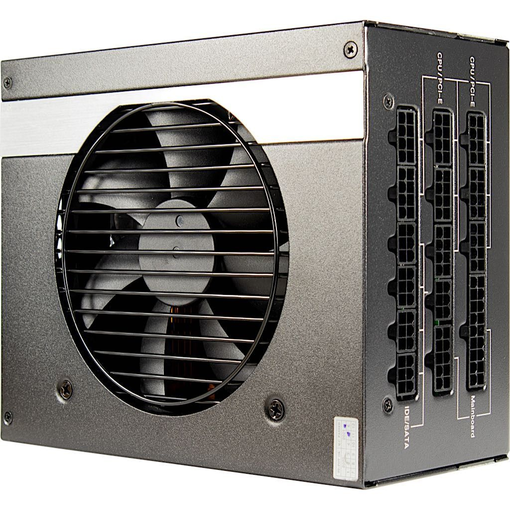 Alimentatore nero con ventola e più connettori. Etichetta laterale con 'CPU/POLE' e 'IDE/SATA'.