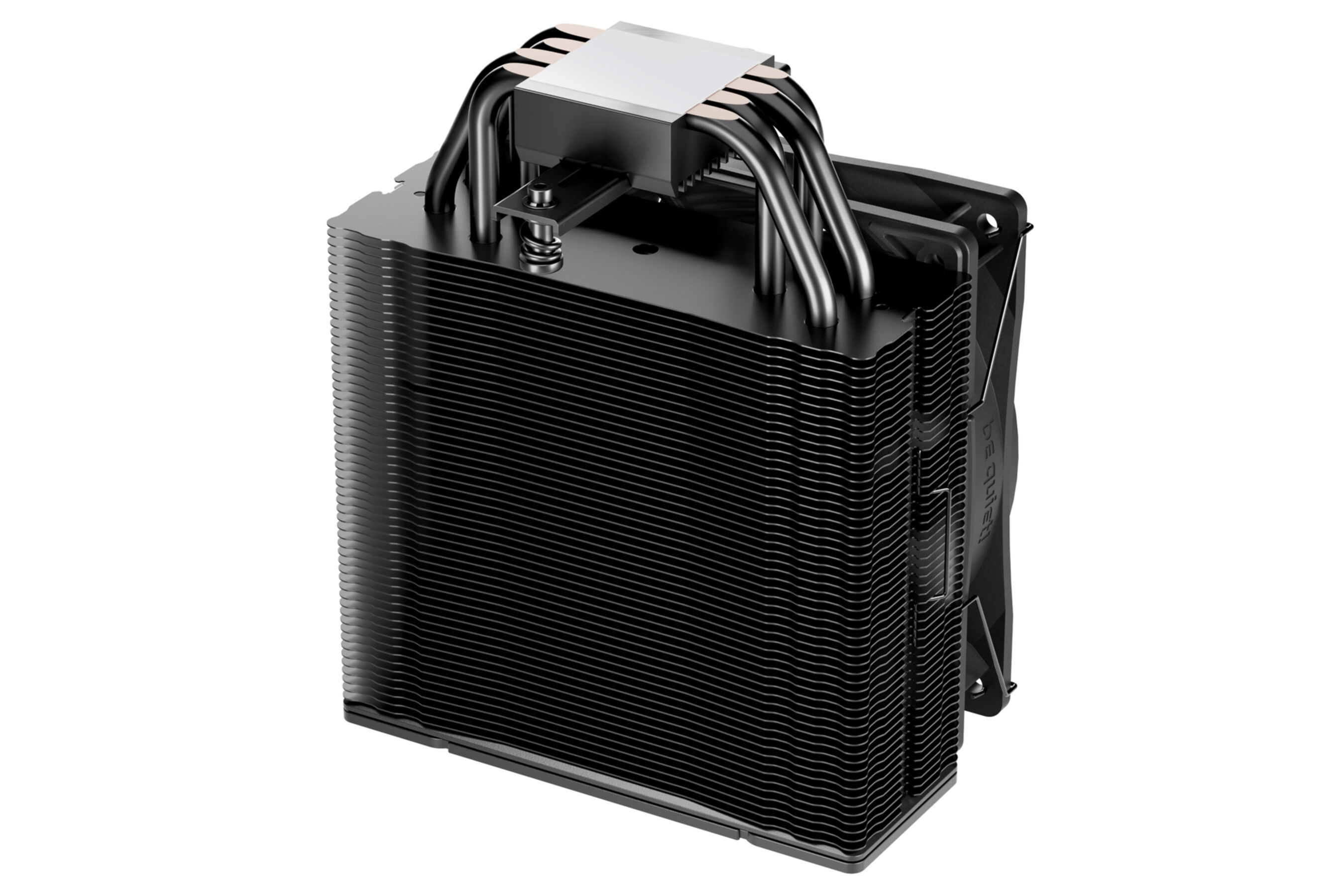 Schwarzer CPU-Kühler mit Lüfter und Heatpipes, Markenname be quiet!, auf weißem Hintergrund.