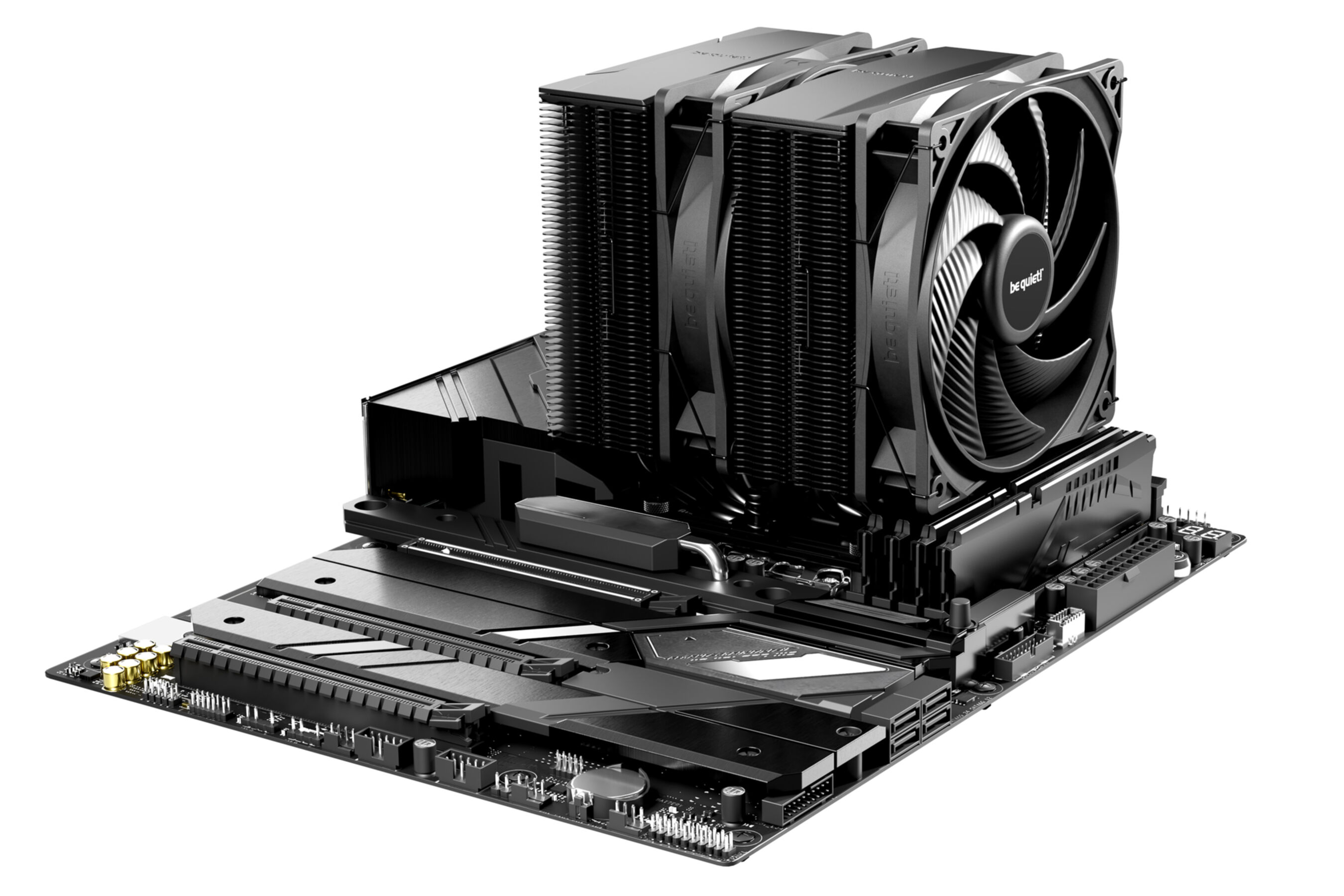 Schwarzer CPU-Kühler auf einem Motherboard, mit einem Lüfter. Der Hintergrund ist eine weiße Oberfläche.