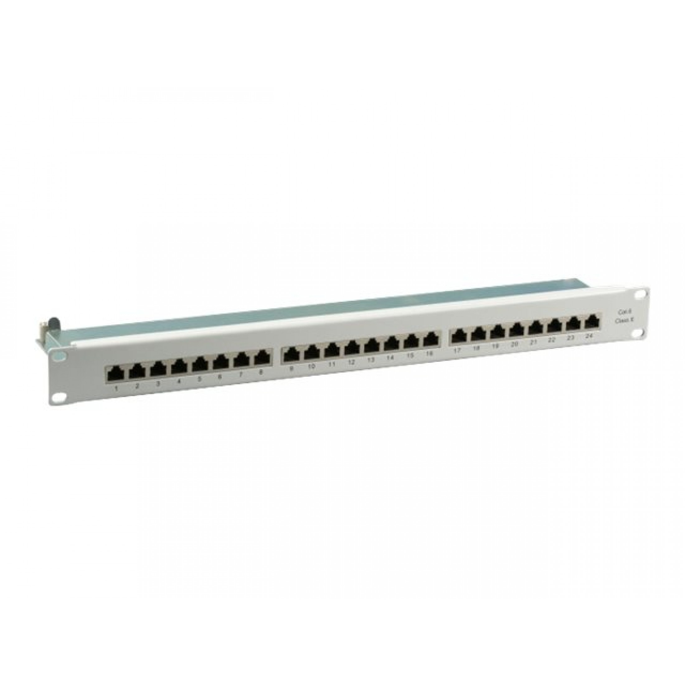 Pannello di permutazione di rete con 24 porte, bianco. Lo sfondo è bianco.