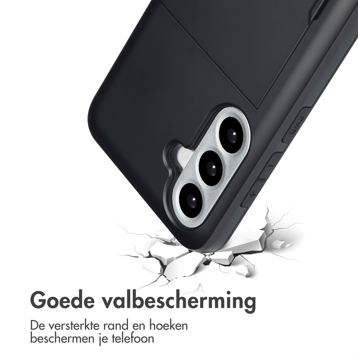 Zwarte telefoonhoes met een kaartsleuf. Gebarsten oppervlak eronder. Witte achtergrond.