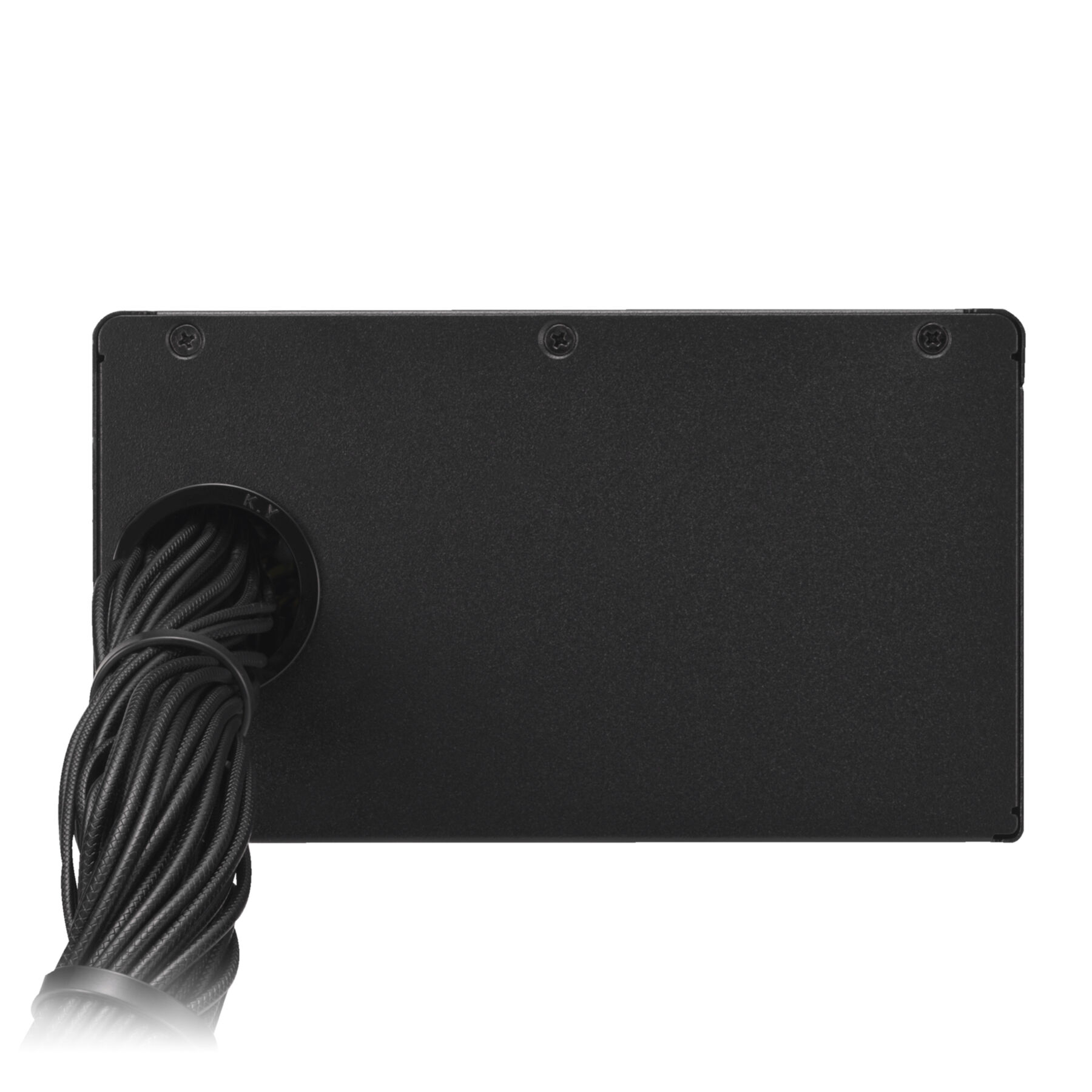 Czarny zasilacz, widok z góry. Kable wychodzą z okrągłego otworu. Białe tło.