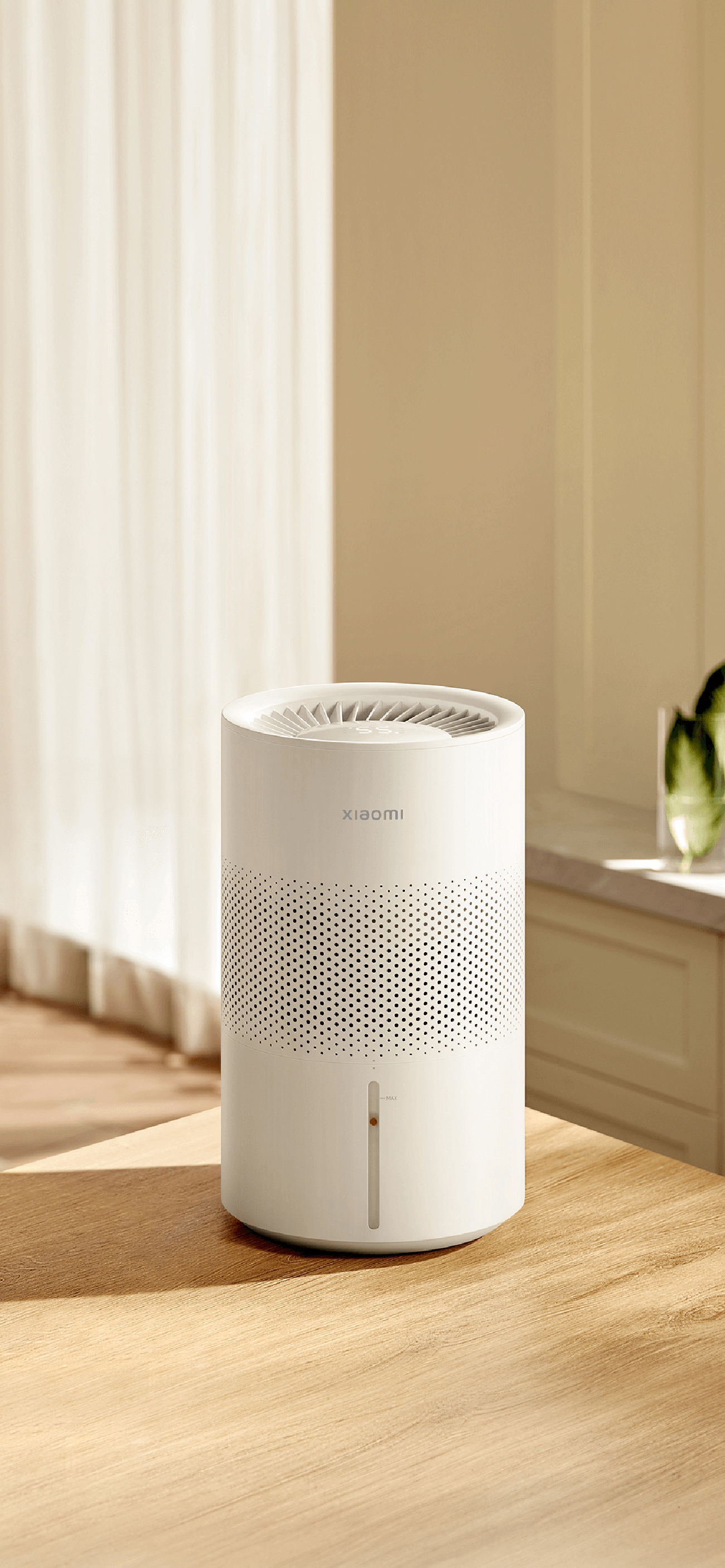 Purificador de aire Xiaomi blanco sobre una mesa de madera. El sol brilla a través de la ventana. Decoración minimalista.