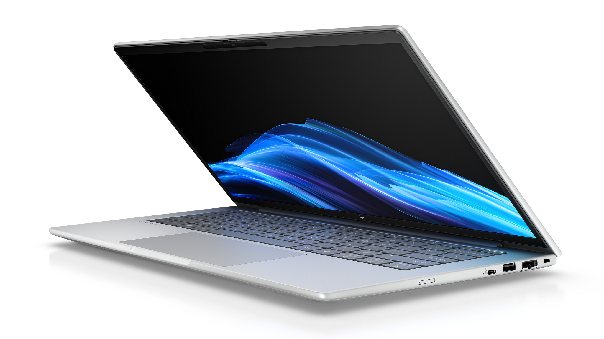 Laptop HP argento, aperto, angolato. Schermo mostra design astratto blu e nero. Tastiera visibile. Sfondo bianco.