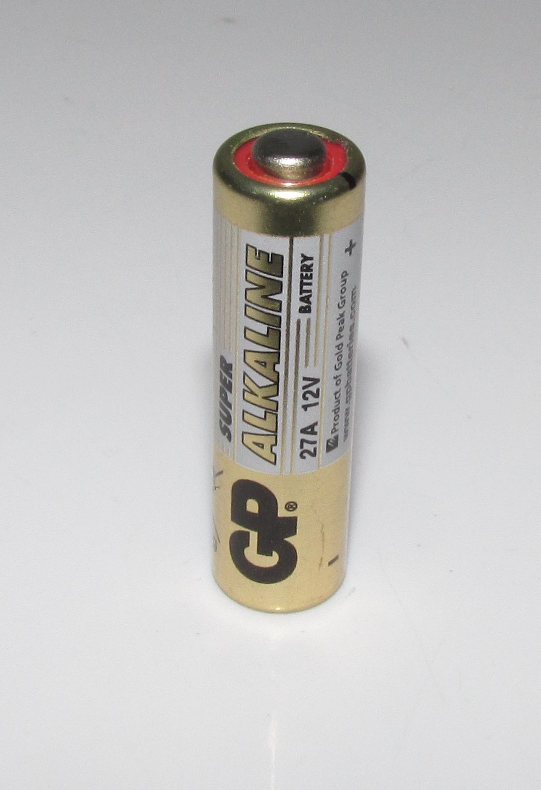 Goldene Alkaline-Batterie mit rotem Deckel, die Marke und Spezifikationen zeigt.
