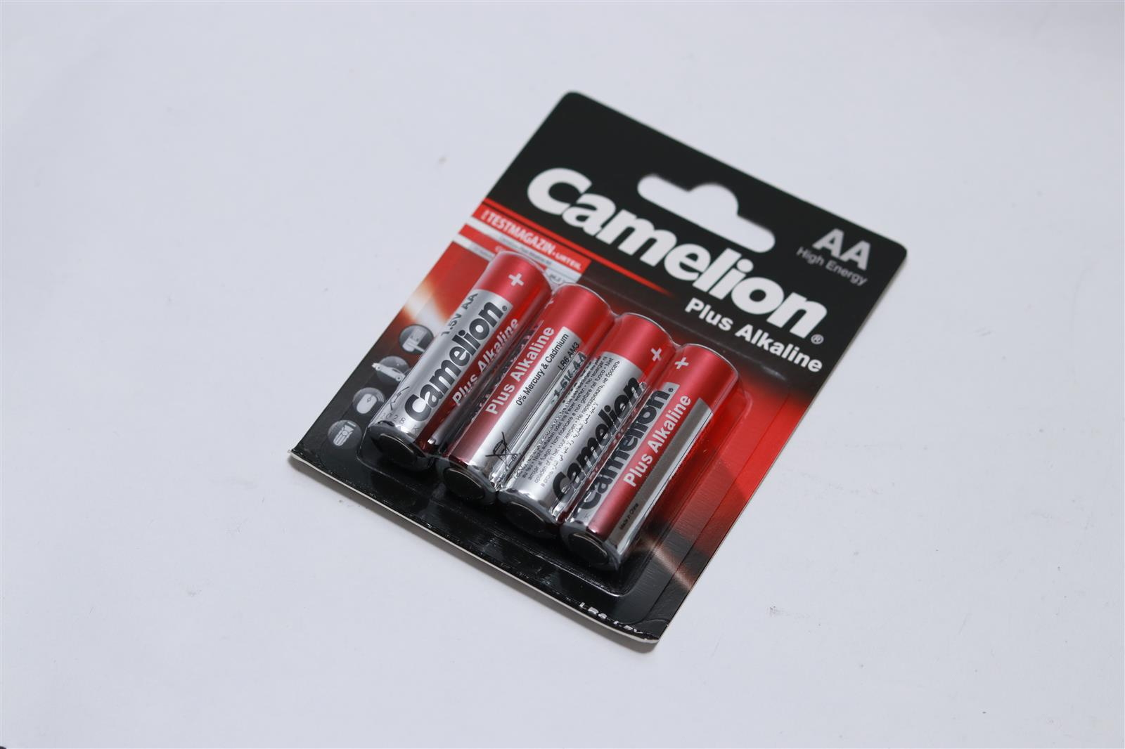 Una confezione di batterie AA su una superficie bianca. Le batterie sono rosse e argento. Marchio Camelion.