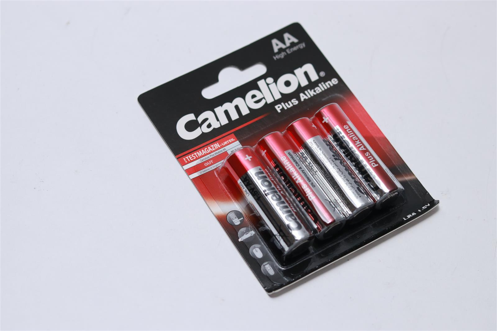 Una confezione di batterie AA. Le batterie sono rosse e argento. Il marchio è Camelion.