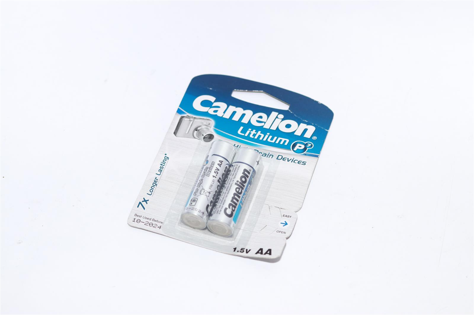 Una confezione con due batterie AA. Le batterie sono argentate. Il marchio è Camelion.