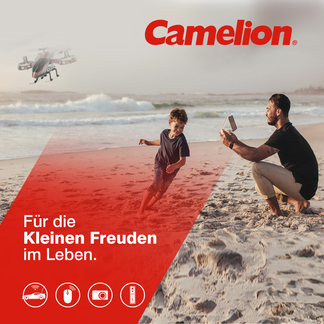 Una scena sulla spiaggia con un uomo e un bambino. Un drone vola sopra. Il logo Camelion in alto. Testo in tedesco.
