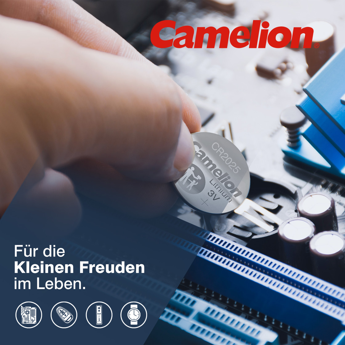 Mano che tiene una batteria CR2025 vicino a un circuito stampato. Il logo Camelion è visibile. Testo: Für die Kleinen Freuden im Leben.