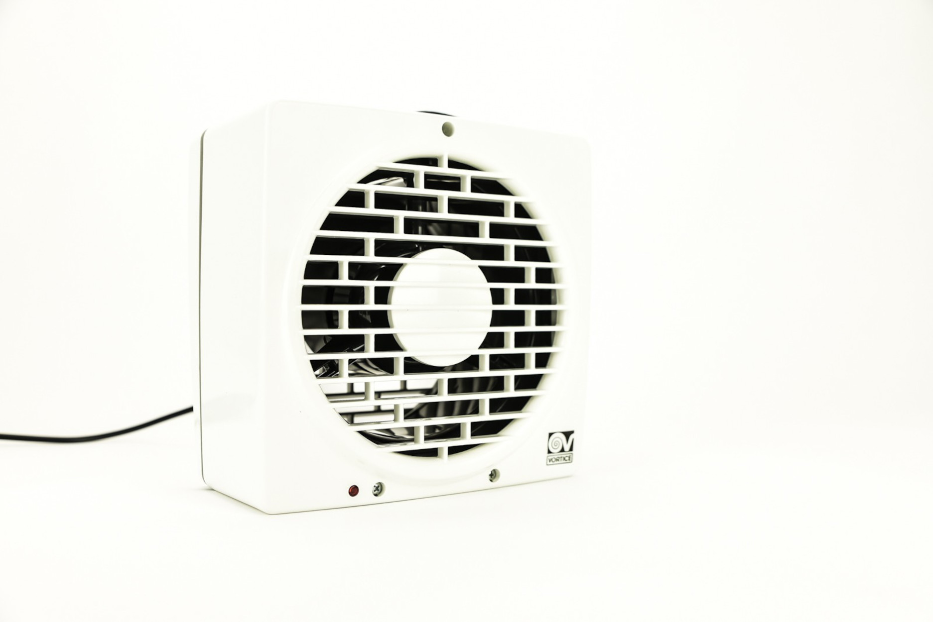 Weißer quadratischer Ventilator, schwarzes Gitter. Rotes Licht unten links. Weißer Hintergrund.