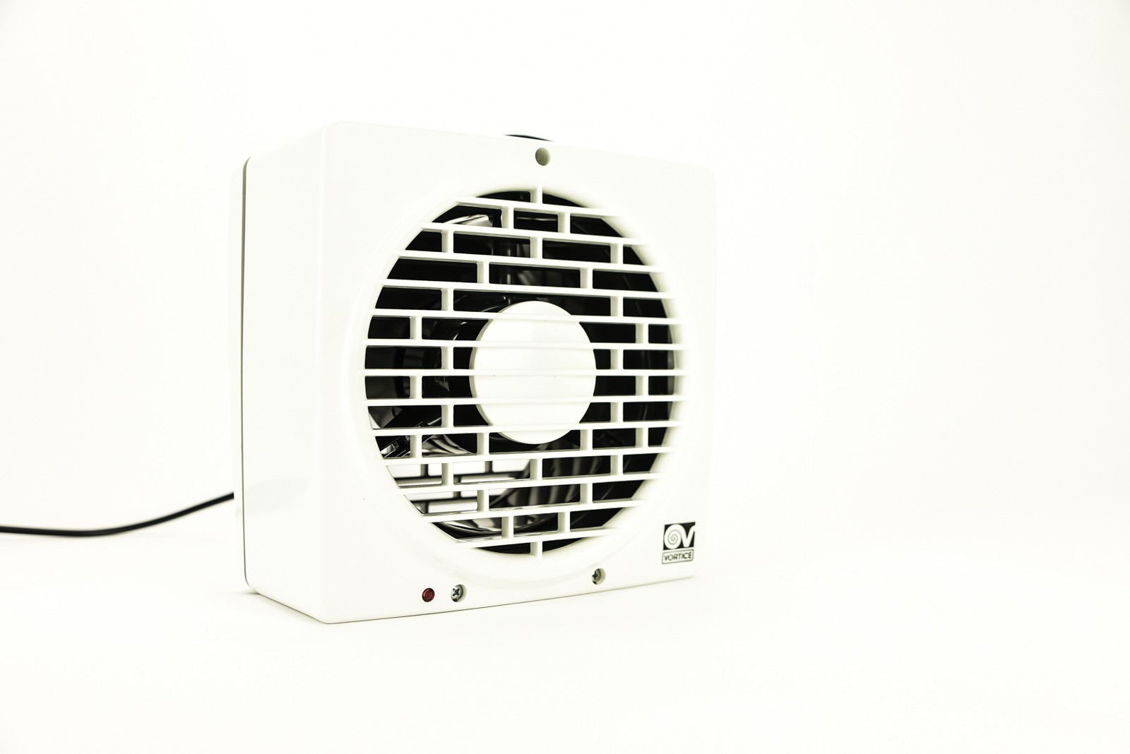 Weißer elektrischer Ventilator mit schwarzem Gitter. Er hat ein rundes Design und ein Logo. Der Hintergrund ist weiß.