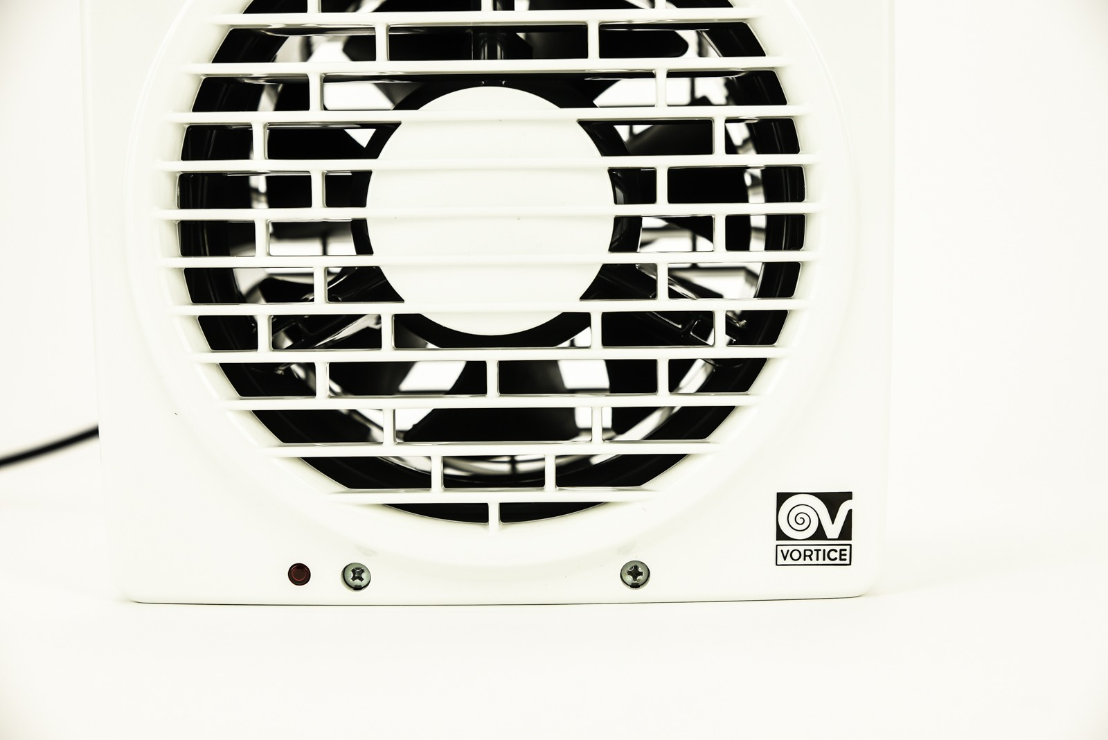 Nahaufnahme eines weißen elektrischen Ventilators mit schwarzem Gitter. Auf der rechten Seite ist ein Logo zu sehen. Schrauben und ein rotes Licht sind zu sehen.