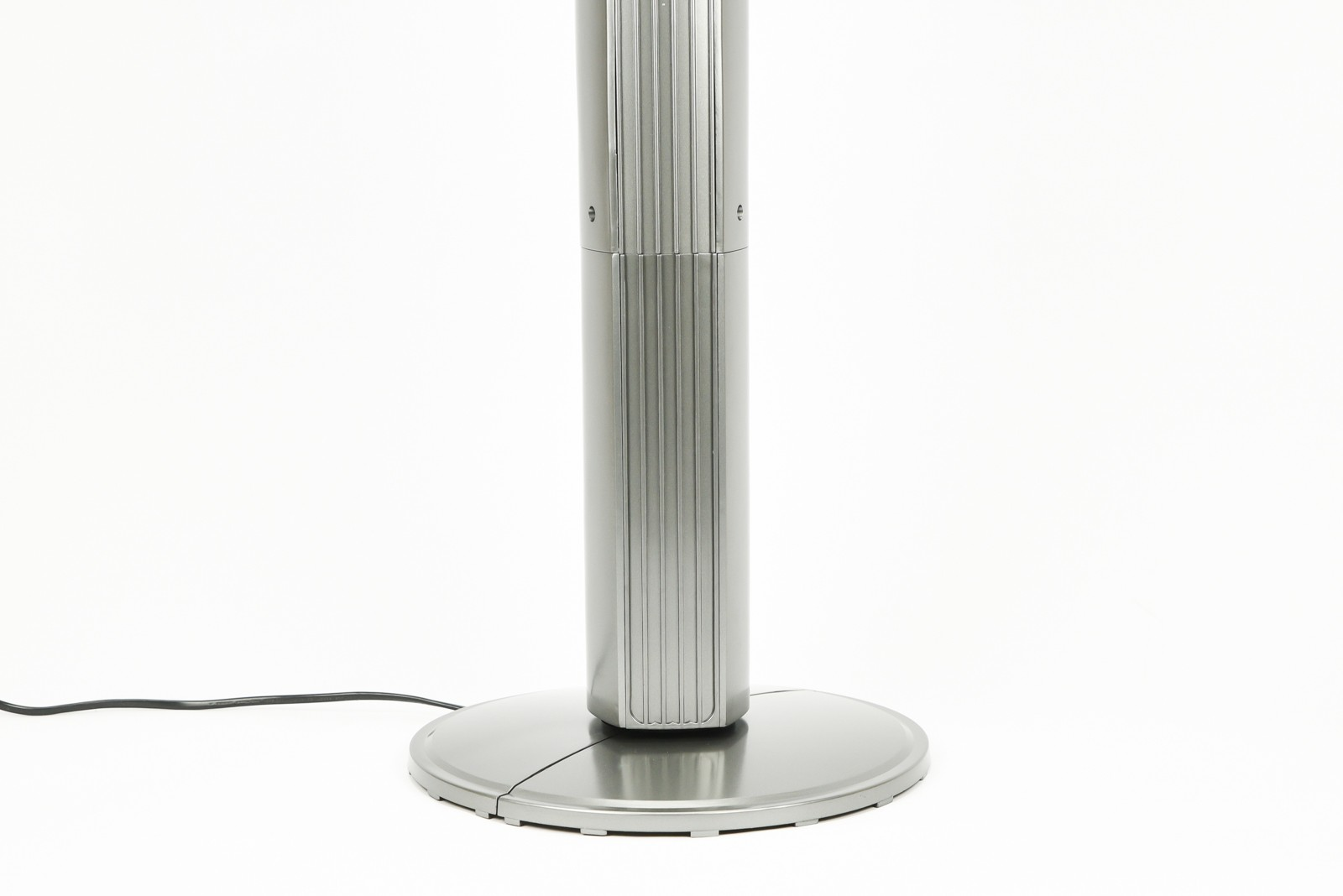 Srebrna podstawa i kolumna wentylatora. Podstawa jest okrągła, a kolumna ma pionowe linie.