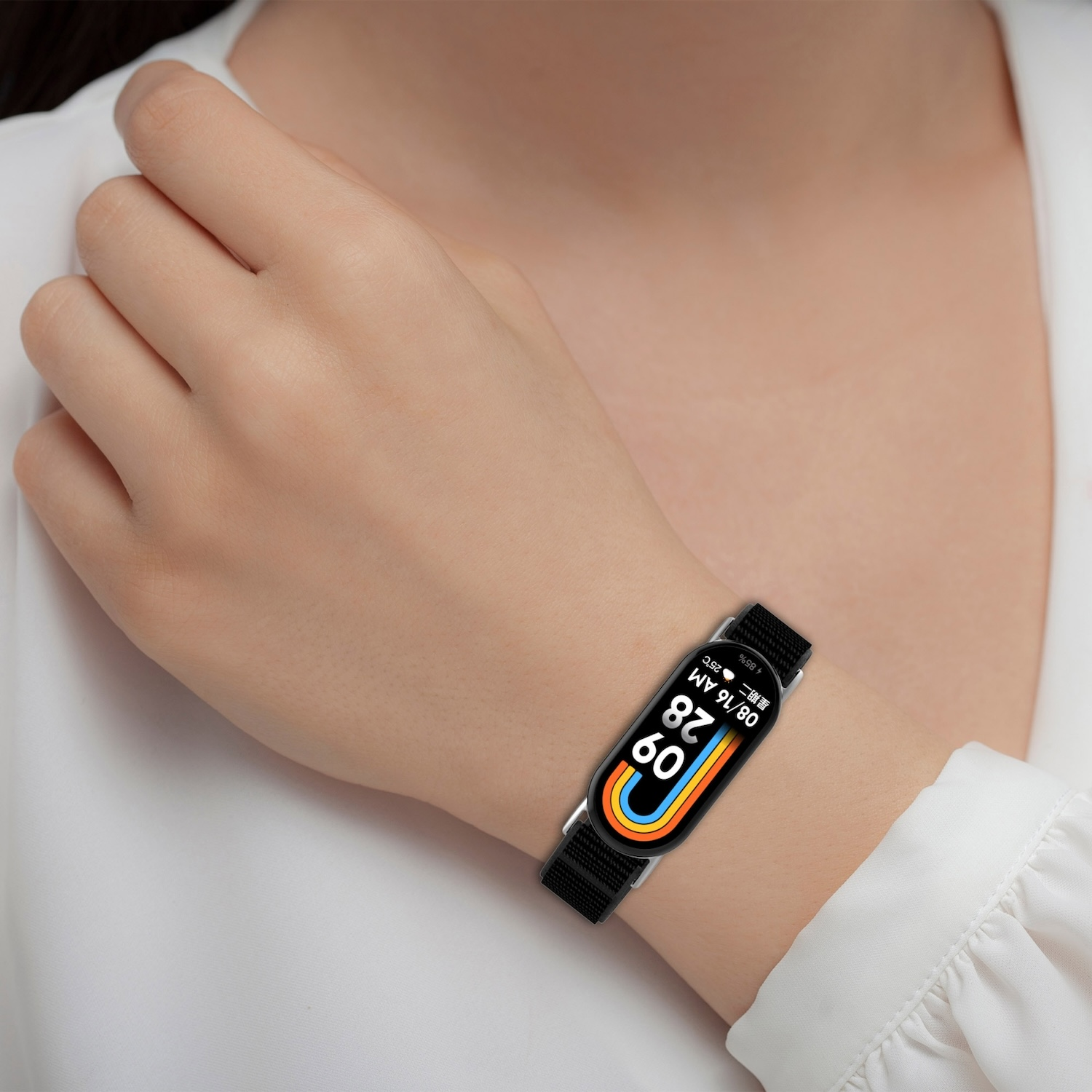 Ein Handgelenk mit einer schwarzen Smartwatch. Die Uhr zeigt Zeit, Datum und Akkulaufzeit an.