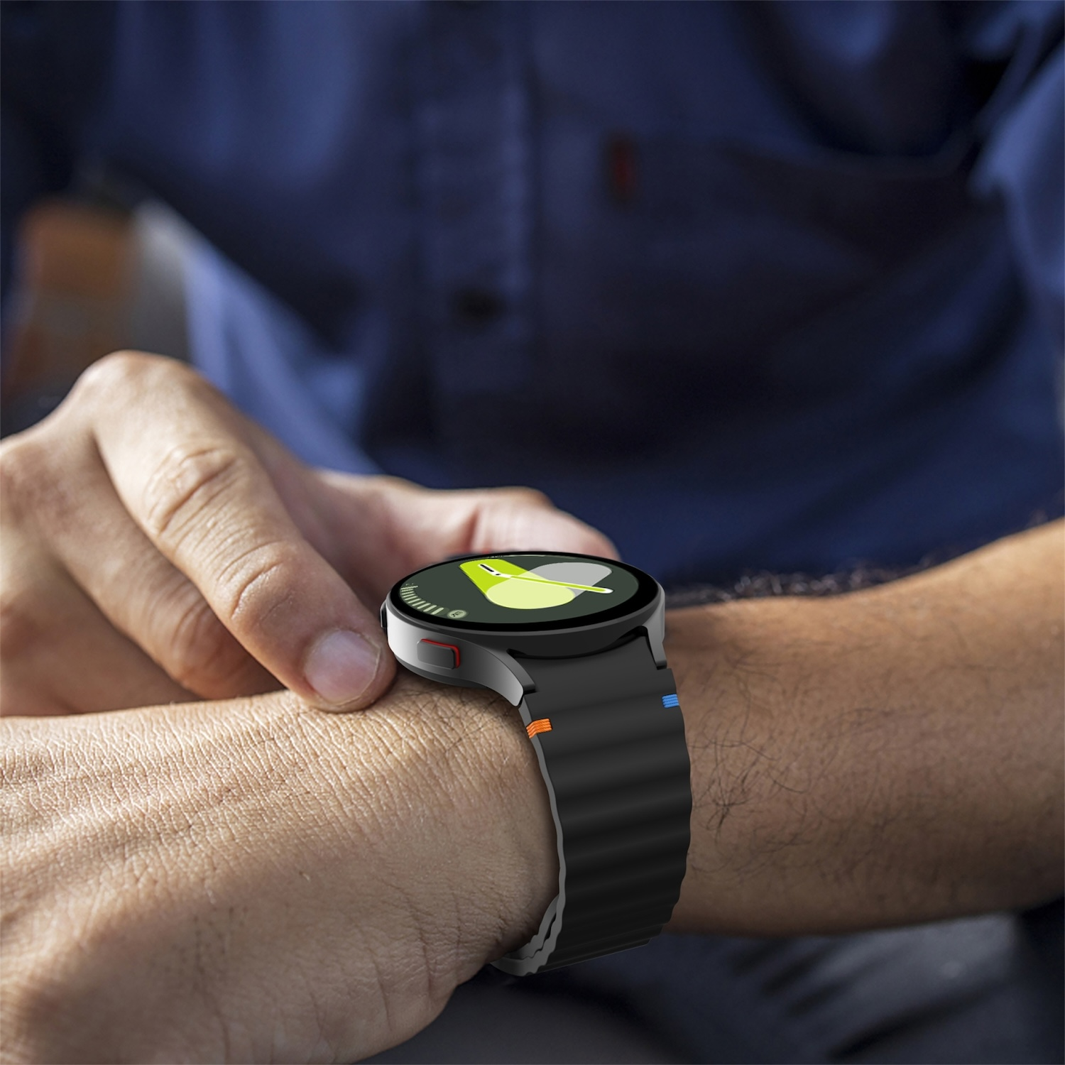 Mann trägt Smartwatch mit grünem Interface am Handgelenk.
