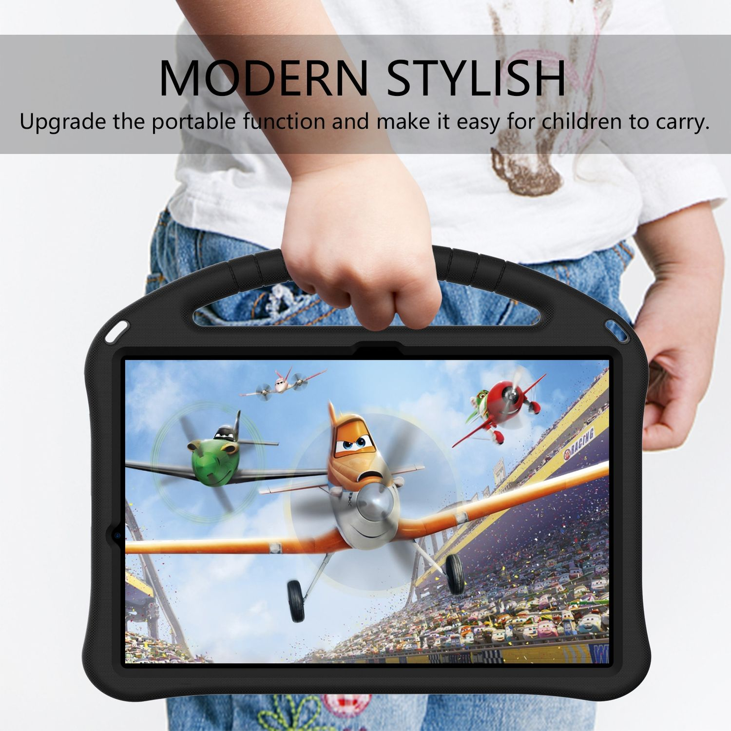 Ein Kind hält eine schwarze Tablethülle mit Griff. Das Tablet zeigt Flugzeuge am Himmel über einem Stadion.