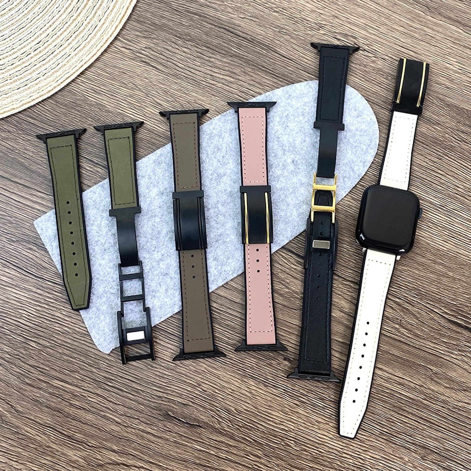 Verschiedene Uhrenarmbänder in verschiedenen Farben und Designs, auf Holzoberfläche.