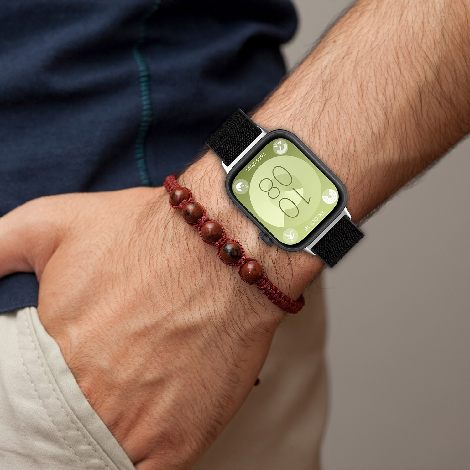 Ein Handgelenk mit Smartwatch und Armband.